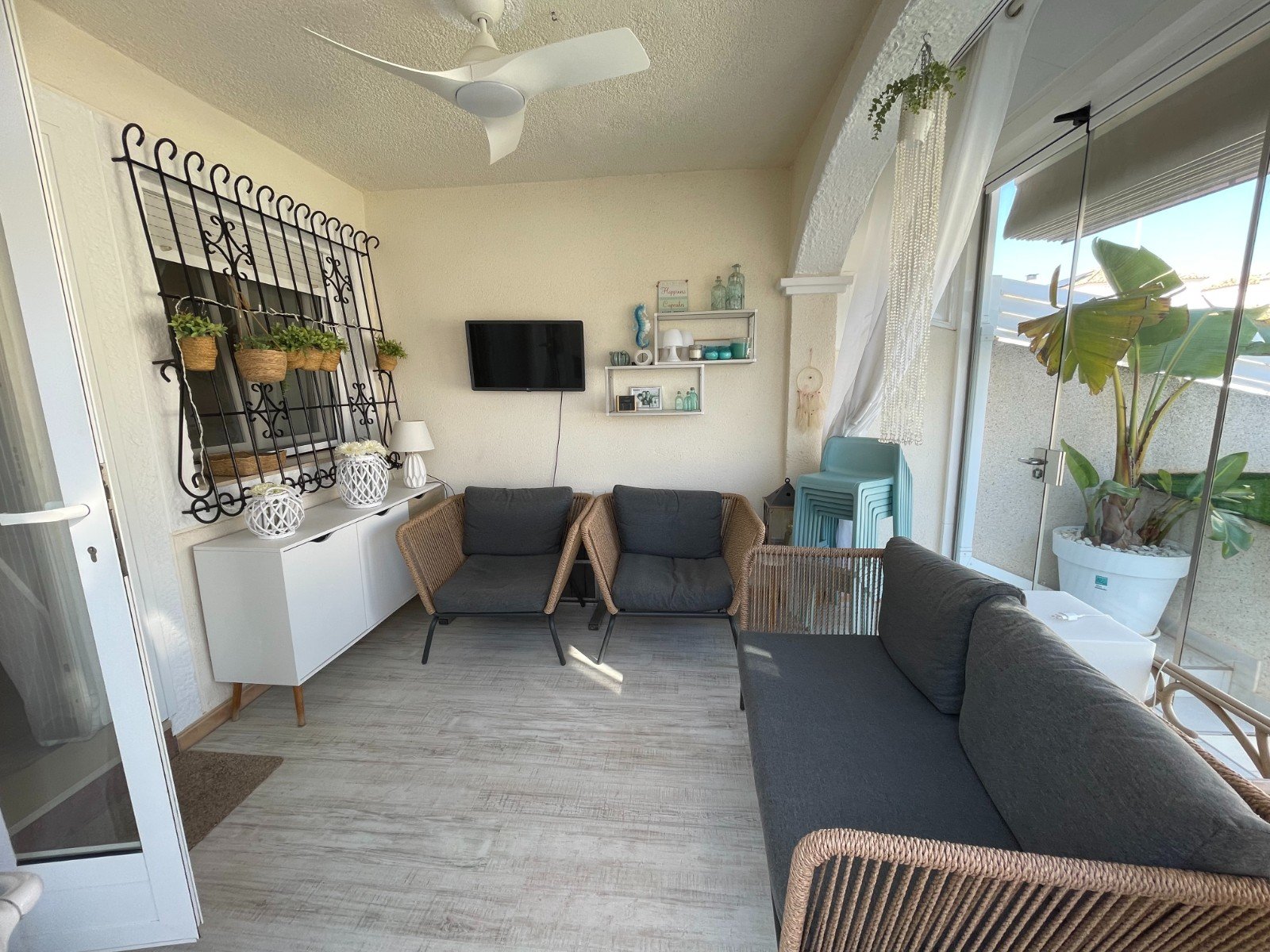   This Renovated, Three Bedroom, Townhouse in Torre de la Horadada is located just a 15 minute walk from its idyllic stretch of beach, in a traditi...