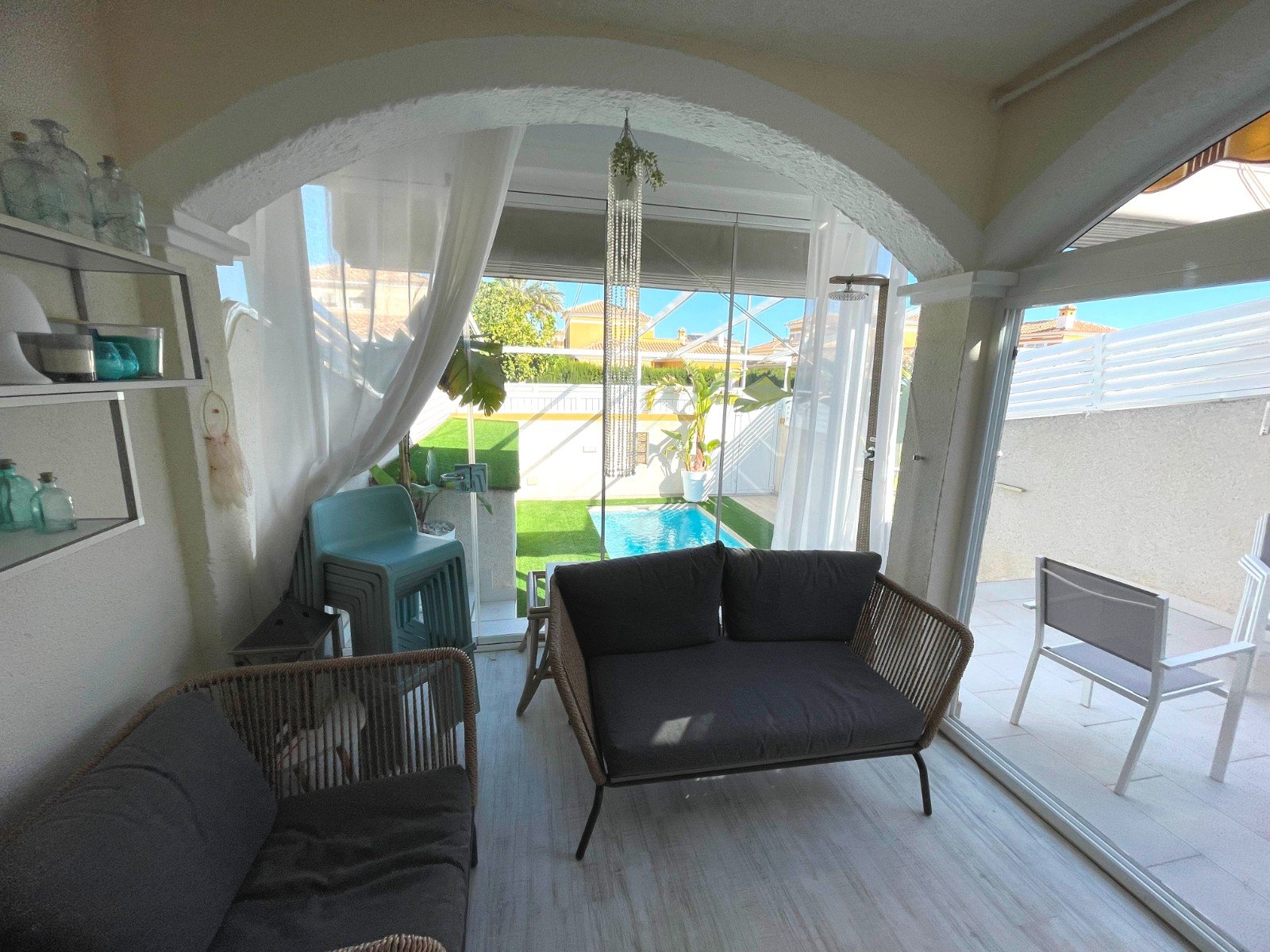   This Renovated, Three Bedroom, Townhouse in Torre de la Horadada is located just a 15 minute walk from its idyllic stretch of beach, in a traditi...