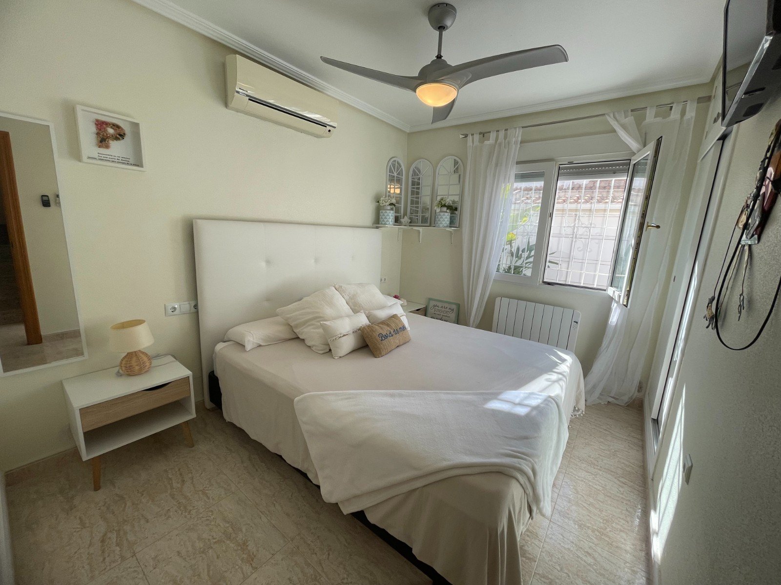   This Renovated, Three Bedroom, Townhouse in Torre de la Horadada is located just a 15 minute walk from its idyllic stretch of beach, in a traditi...