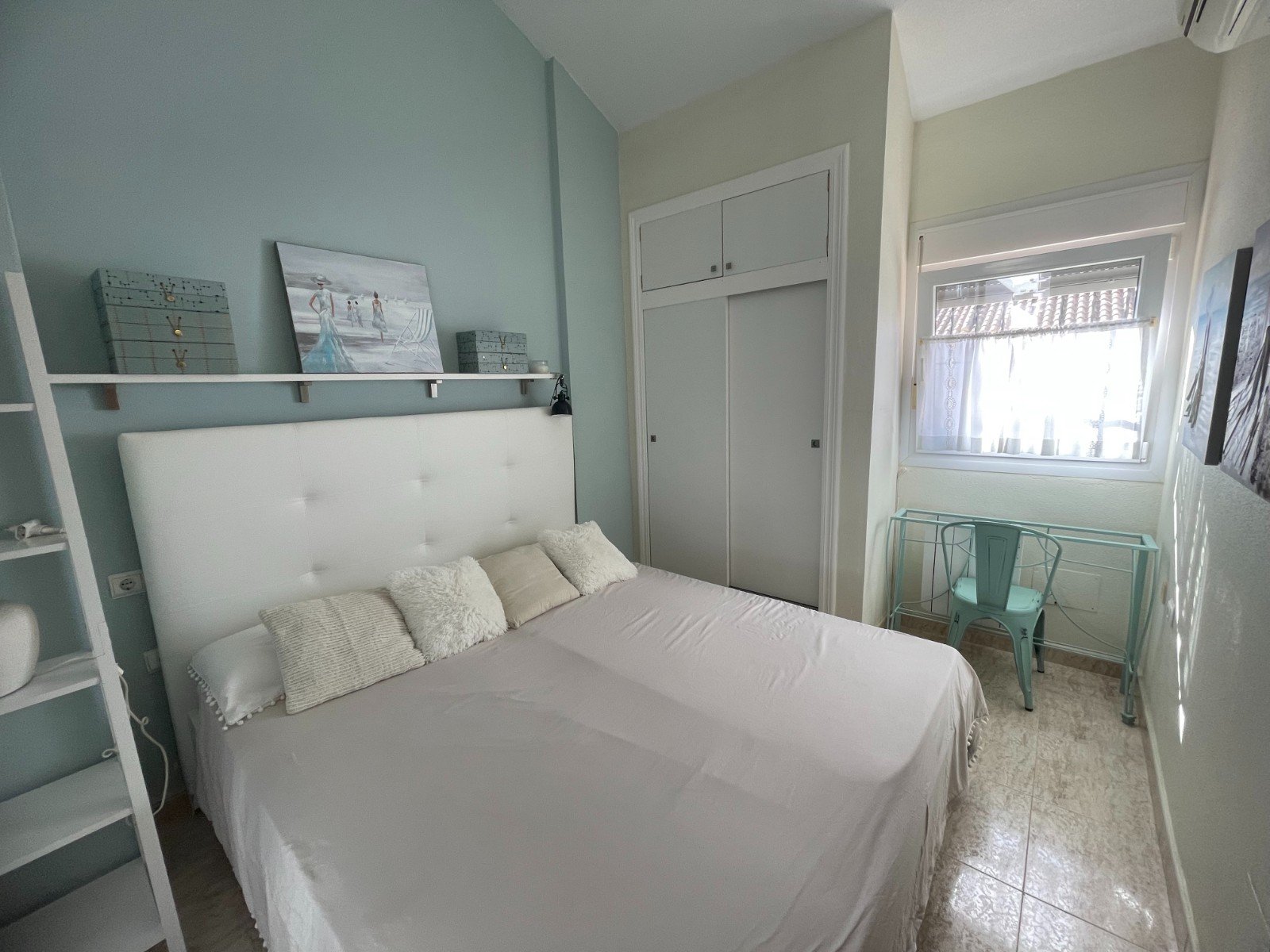   This Renovated, Three Bedroom, Townhouse in Torre de la Horadada is located just a 15 minute walk from its idyllic stretch of beach, in a traditi...