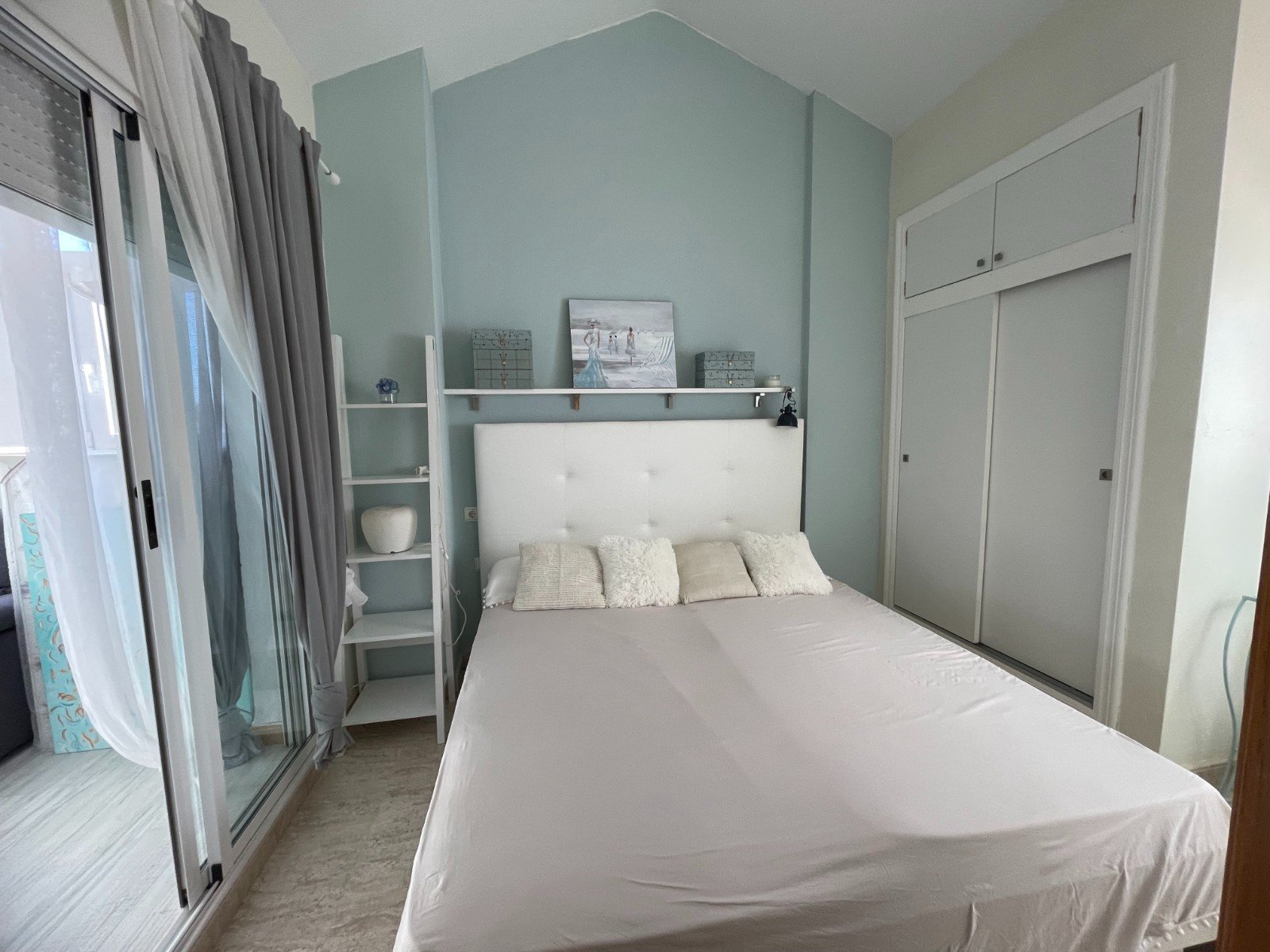   This Renovated, Three Bedroom, Townhouse in Torre de la Horadada is located just a 15 minute walk from its idyllic stretch of beach, in a traditi...