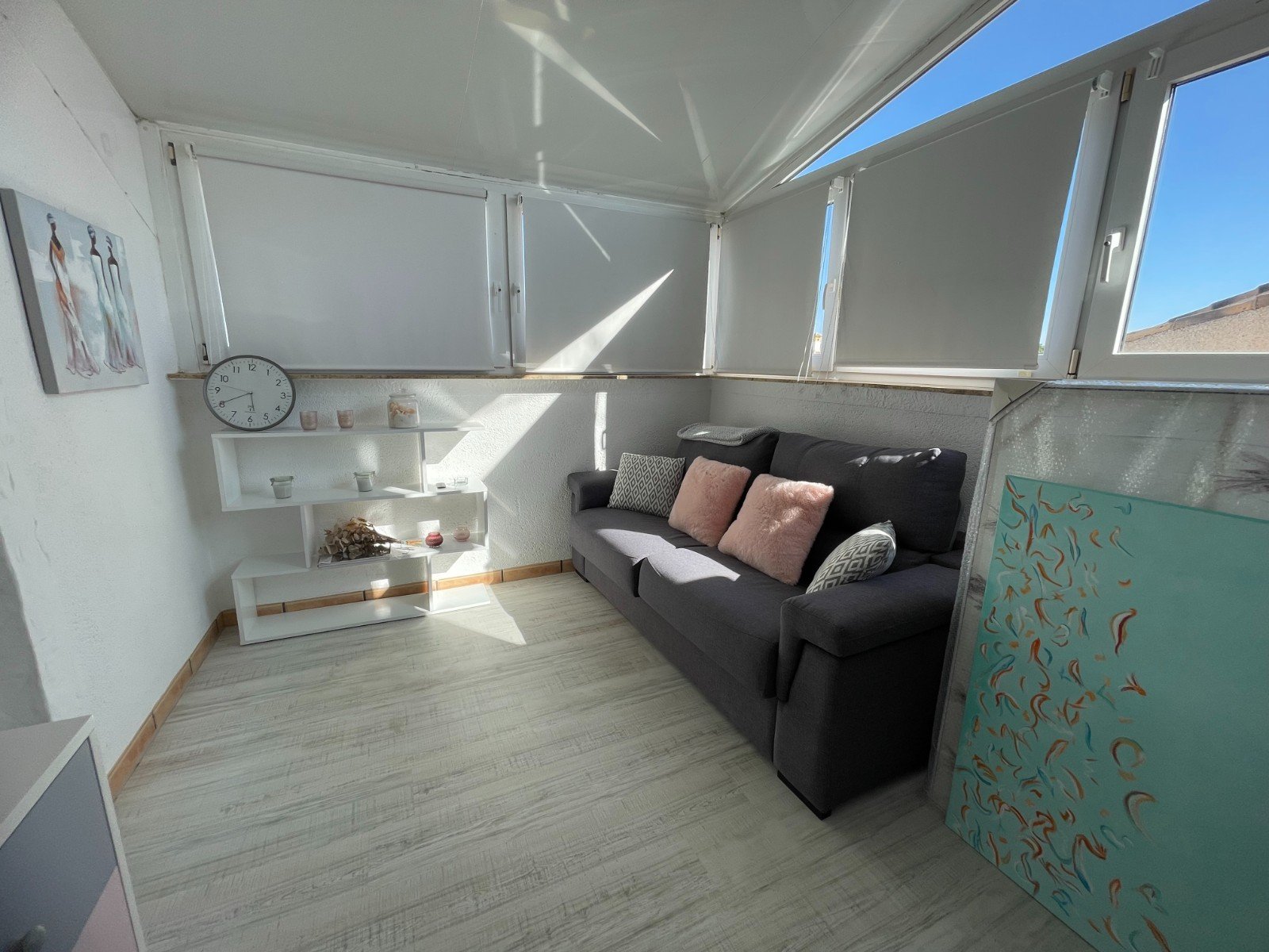   This Renovated, Three Bedroom, Townhouse in Torre de la Horadada is located just a 15 minute walk from its idyllic stretch of beach, in a traditi...