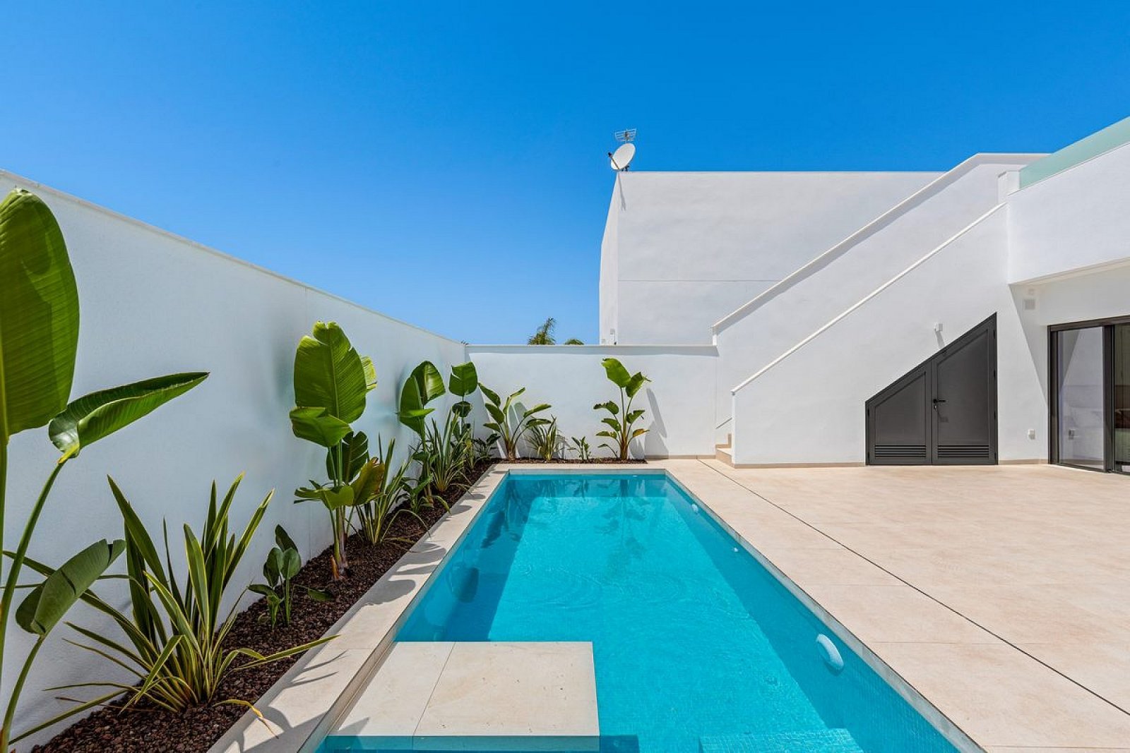 <p>Villa provided with 3 Bedrooms and 2 Bathrooms, private swimming pool and parking space on own plot. </p>