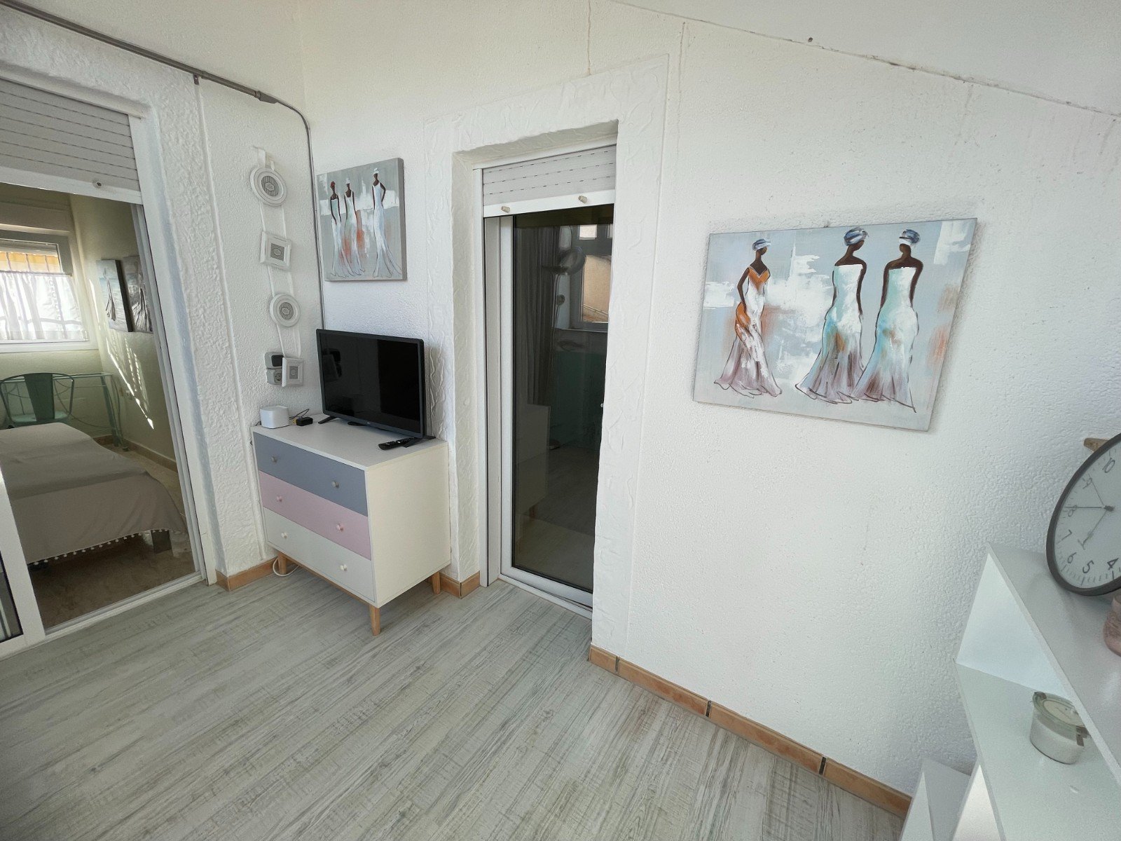   This Renovated, Three Bedroom, Townhouse in Torre de la Horadada is located just a 15 minute walk from its idyllic stretch of beach, in a traditi...