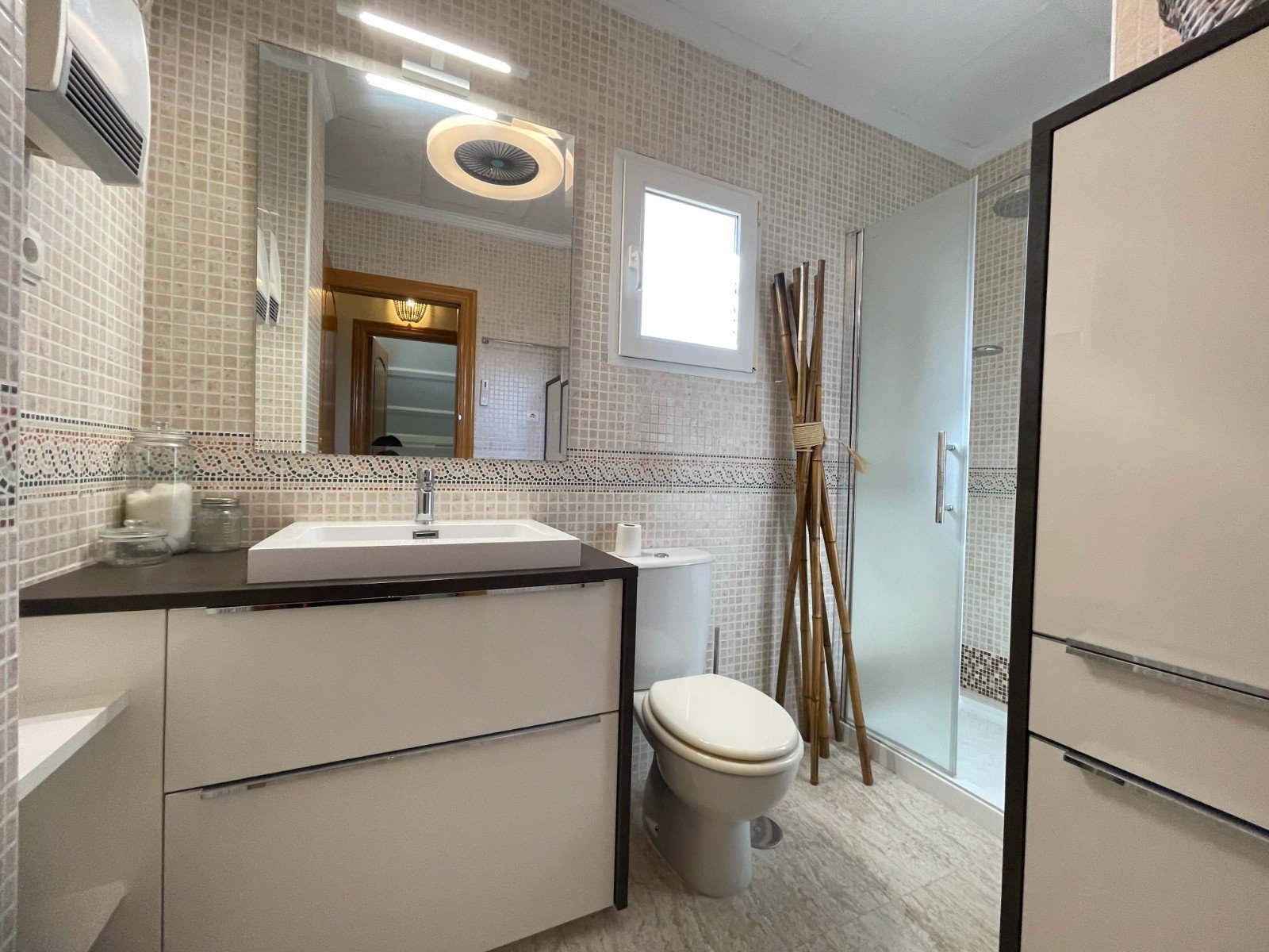   This Renovated, Three Bedroom, Townhouse in Torre de la Horadada is located just a 15 minute walk from its idyllic stretch of beach, in a traditi...