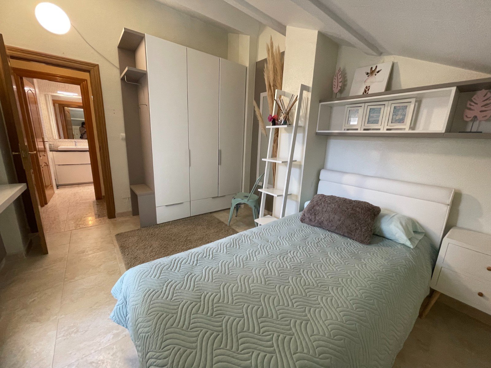   This Renovated, Three Bedroom, Townhouse in Torre de la Horadada is located just a 15 minute walk from its idyllic stretch of beach, in a traditi...