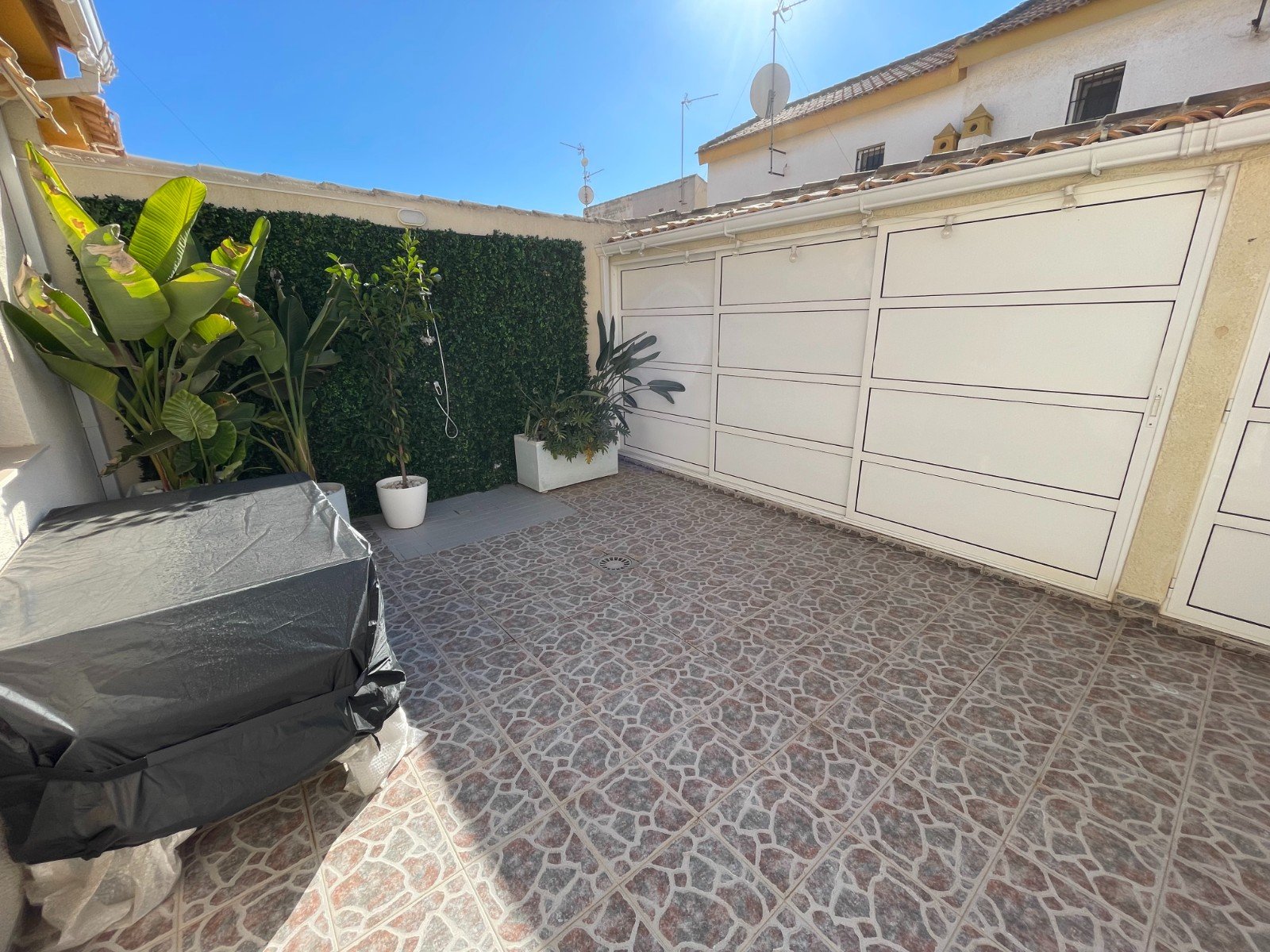   This Renovated, Three Bedroom, Townhouse in Torre de la Horadada is located just a 15 minute walk from its idyllic stretch of beach, in a traditi...