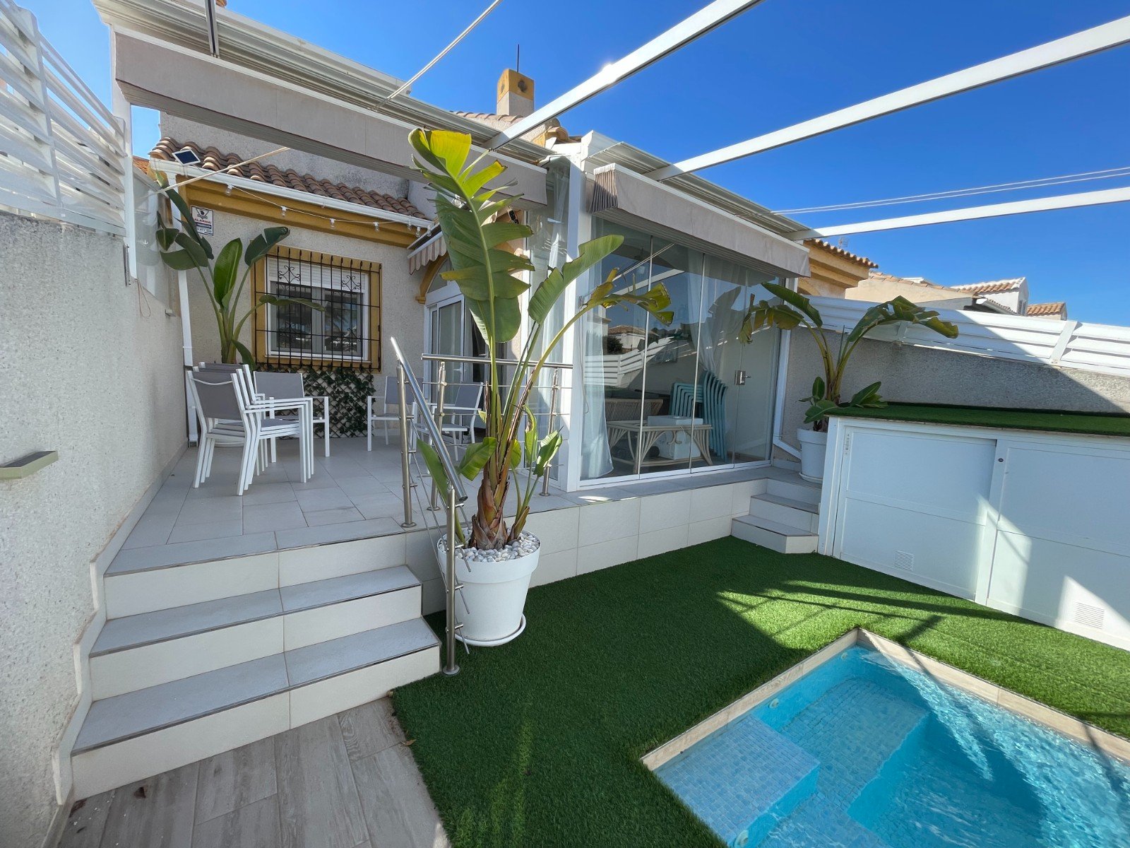   This Renovated, Three Bedroom, Townhouse in Torre de la Horadada is located just a 15 minute walk from its idyllic stretch of beach, in a traditi...