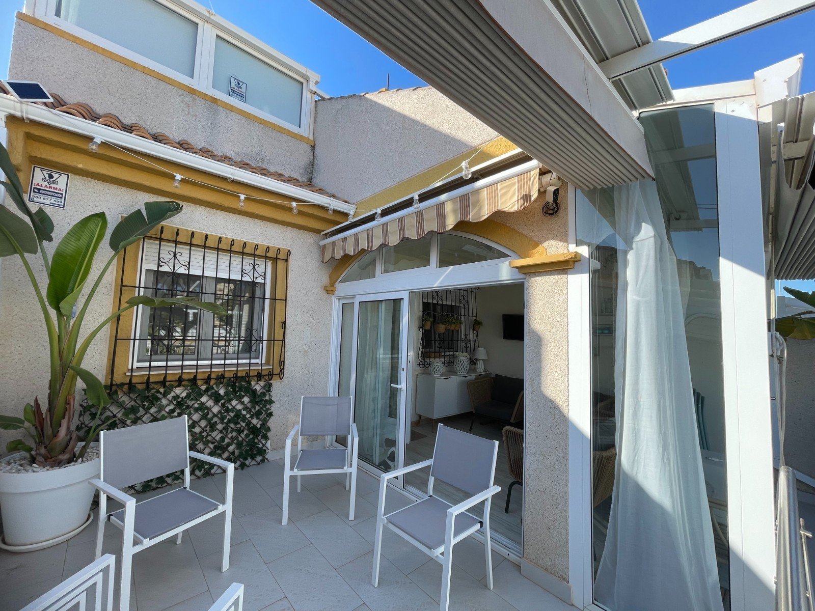   This Renovated, Three Bedroom, Townhouse in Torre de la Horadada is located just a 15 minute walk from its idyllic stretch of beach, in a traditi...