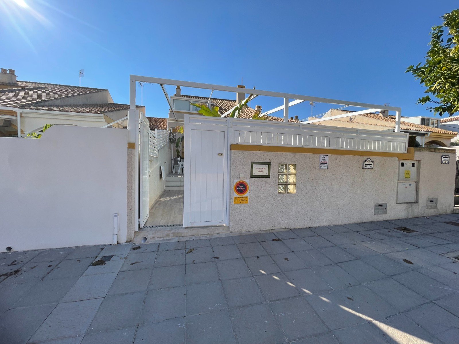   This Renovated, Three Bedroom, Townhouse in Torre de la Horadada is located just a 15 minute walk from its idyllic stretch of beach, in a traditi...