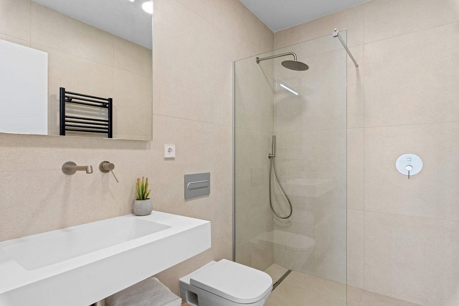 <p>Villa provided with 3 Bedrooms and 2 Bathrooms, private swimming pool and parking space on own plot. </p>