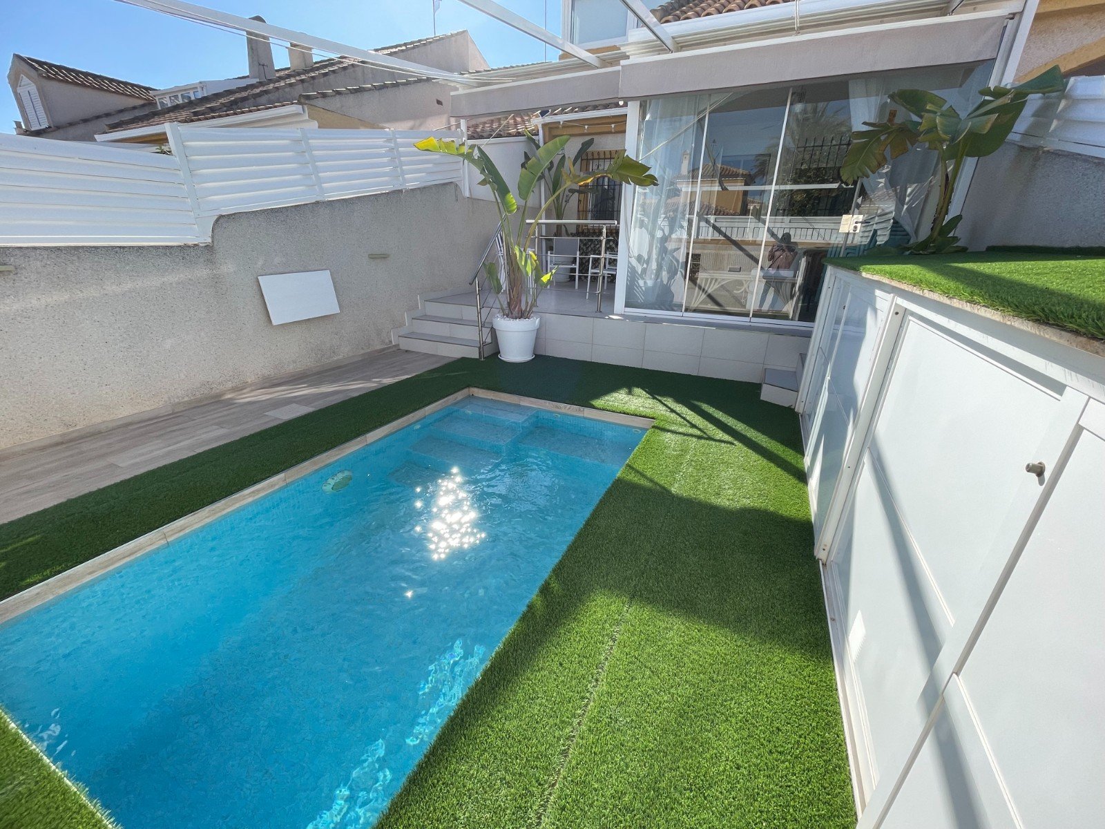   This Renovated, Three Bedroom, Townhouse in Torre de la Horadada is located just a 15 minute walk from its idyllic stretch of beach, in a traditi...