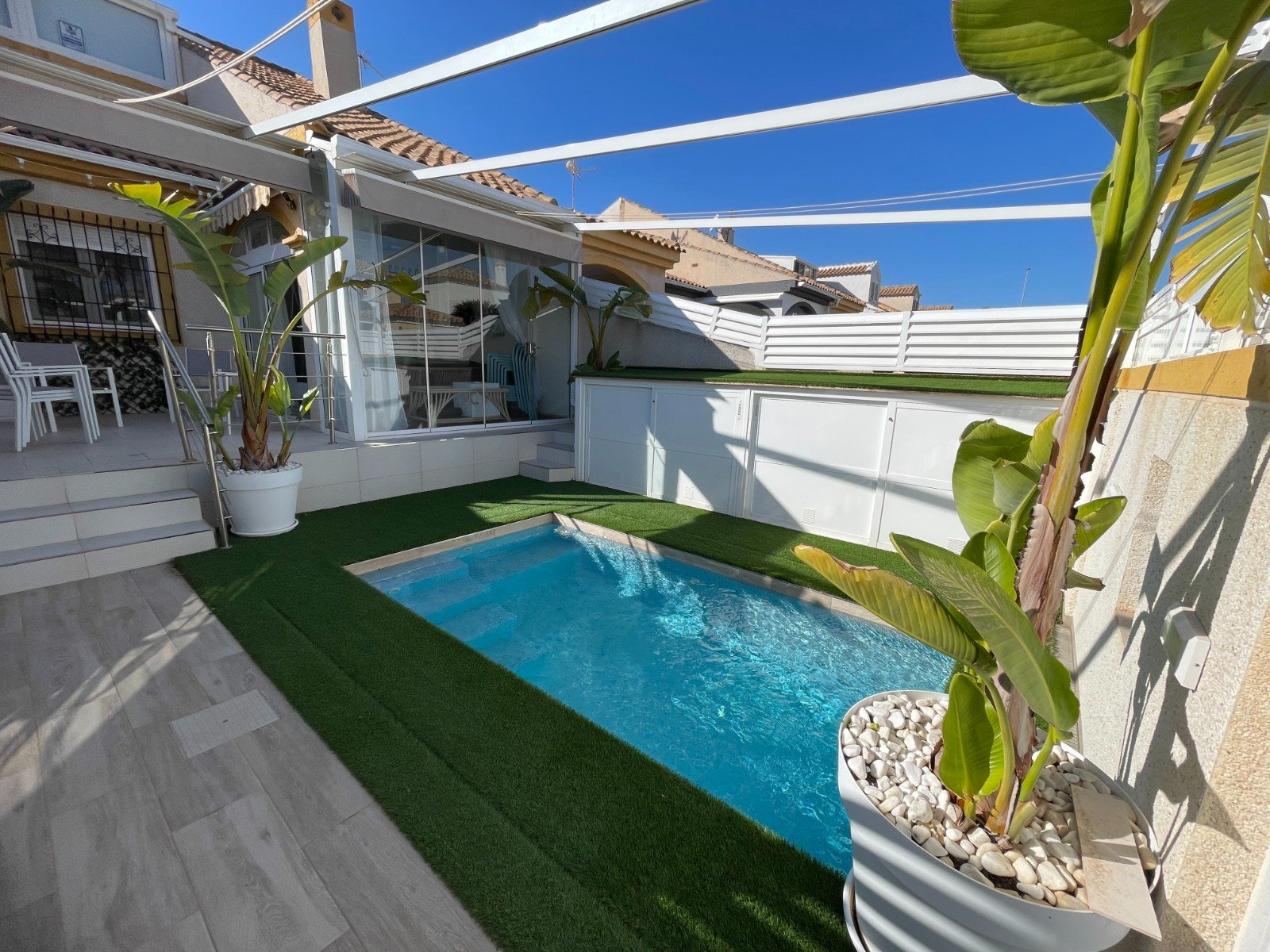   This Renovated, Three Bedroom, Townhouse in Torre de la Horadada is located just a 15 minute walk from its idyllic stretch of beach, in a traditi...
