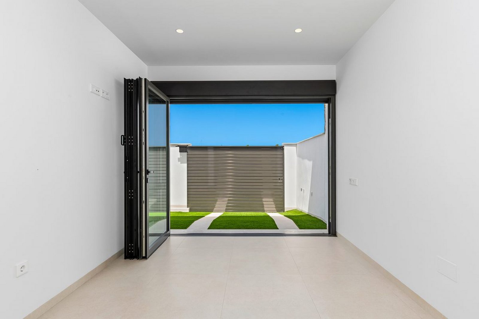 <p>Villa provided with 3 Bedrooms and 2 Bathrooms, private swimming pool and parking space on own plot. </p>