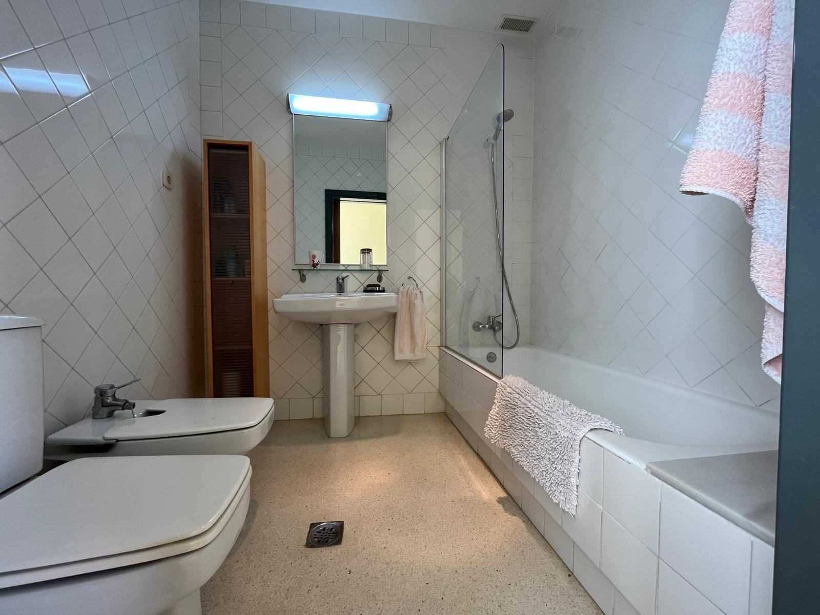  This Four Bedroom South Facing Detached Villa in Dehesa de Campoamor, is located just a five minute drive from supermarkets and only a two minute...