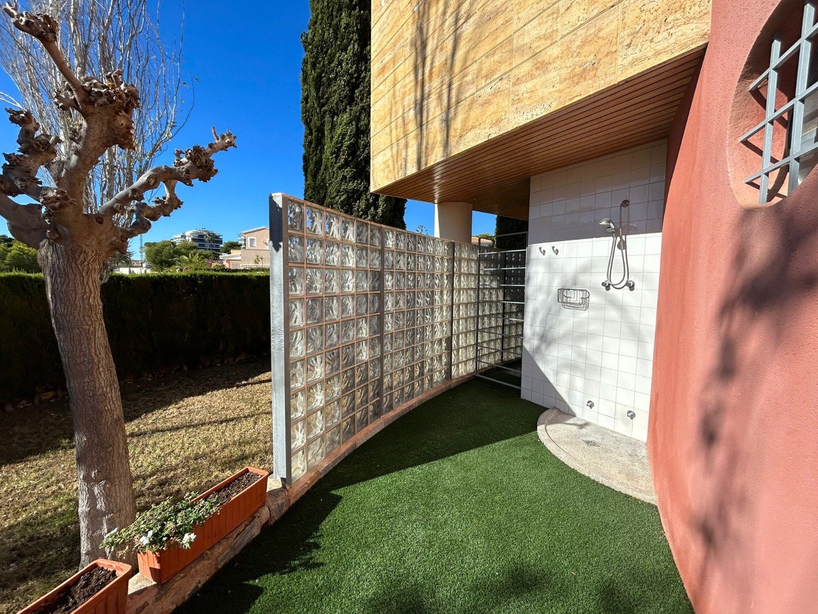   This Four Bedroom South Facing Detached Villa in Dehesa de Campoamor, is located just a five minute drive from supermarkets and only a two minute...
