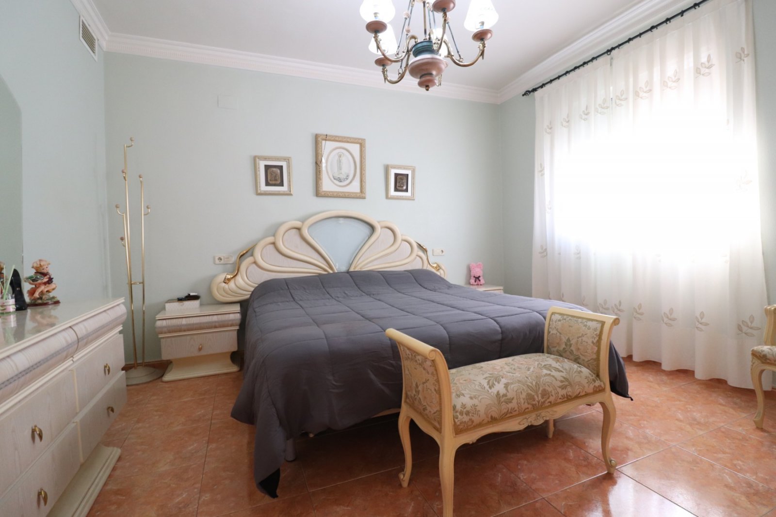   This South Facing, Three Bedroom, Detached Villa in El Saladar, is located in a well-known residential area on the outskirts of Almoradí town, wh...