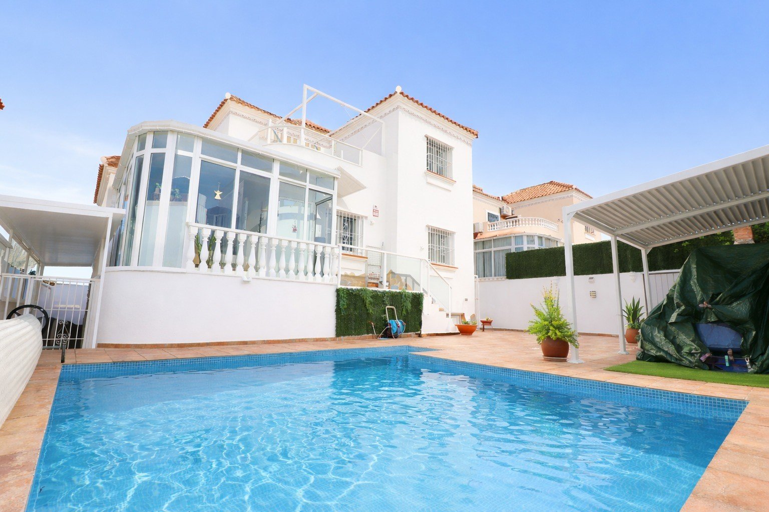Orihuela Costa:   This South East Facing, Four Bedroom, Detached Villa in Las Filipinas, is located overlooking a green area of trees and bushes, in a highly desir... 