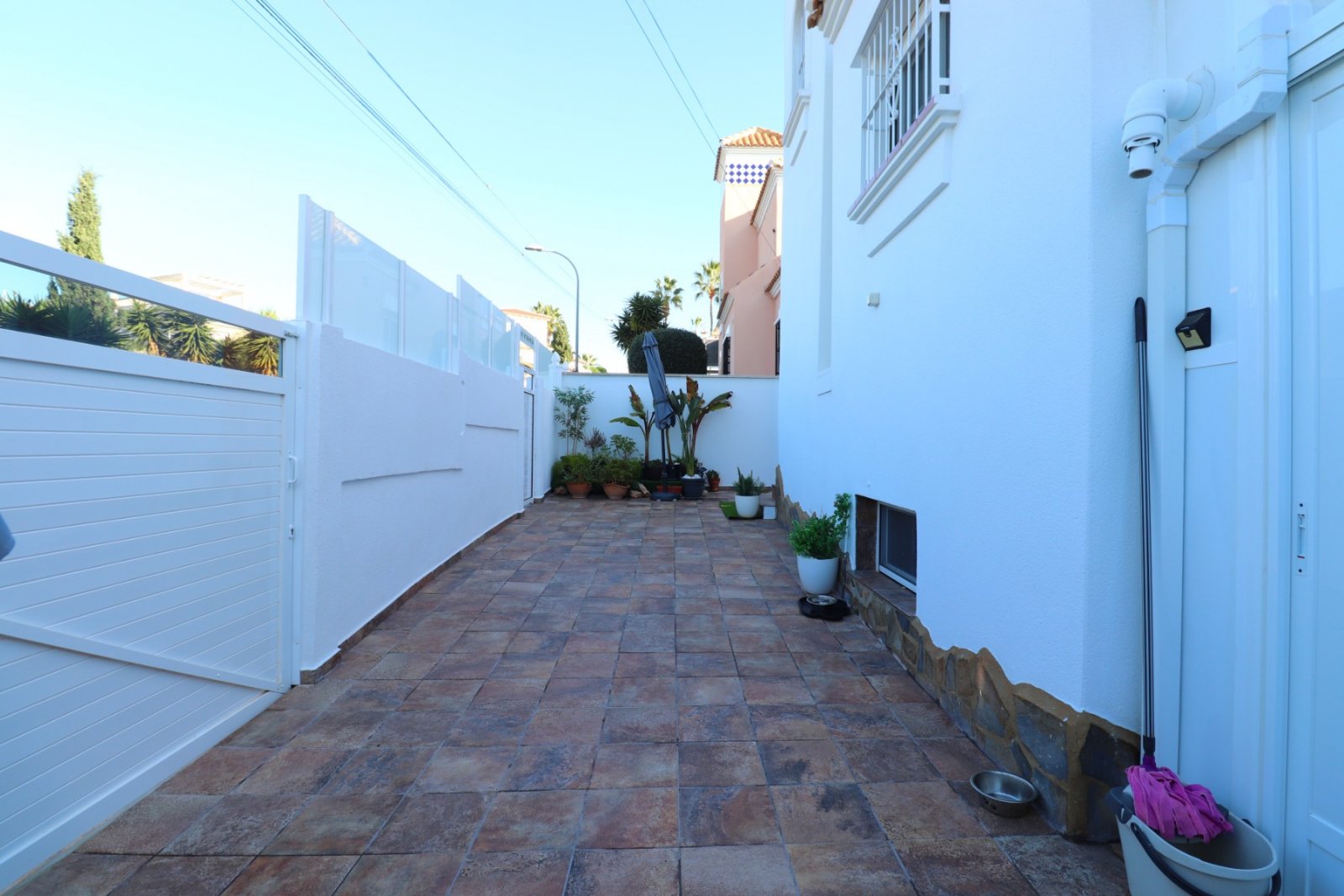   This South East Facing, Four Bedroom, Detached Villa in Las Filipinas, is located overlooking a green area of trees and bushes, in a highly desir...