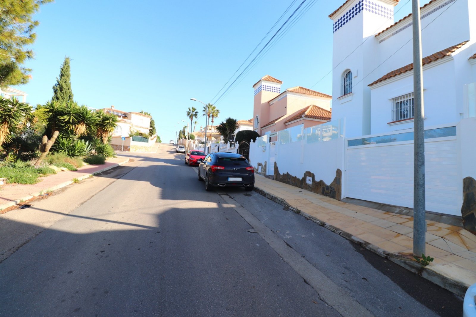   This South East Facing, Four Bedroom, Detached Villa in Las Filipinas, is located overlooking a green area of trees and bushes, in a highly desir...