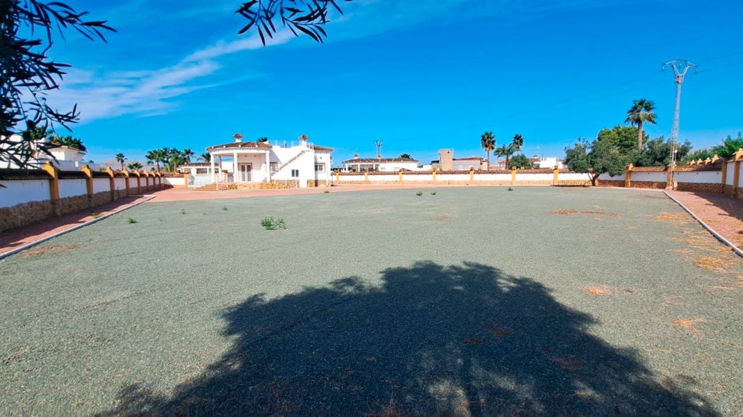   This South Facing, Three Bedroom, Detached Country Villa in Catral, is located in an idyllic&amp;nbsp; setting surrounded by countryside and moun...