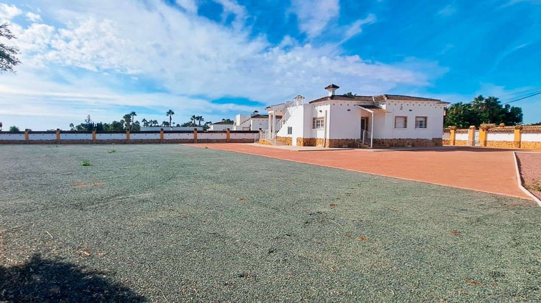   This South Facing, Three Bedroom, Detached Country Villa in Catral, is located in an idyllic&amp;nbsp; setting surrounded by countryside and moun...