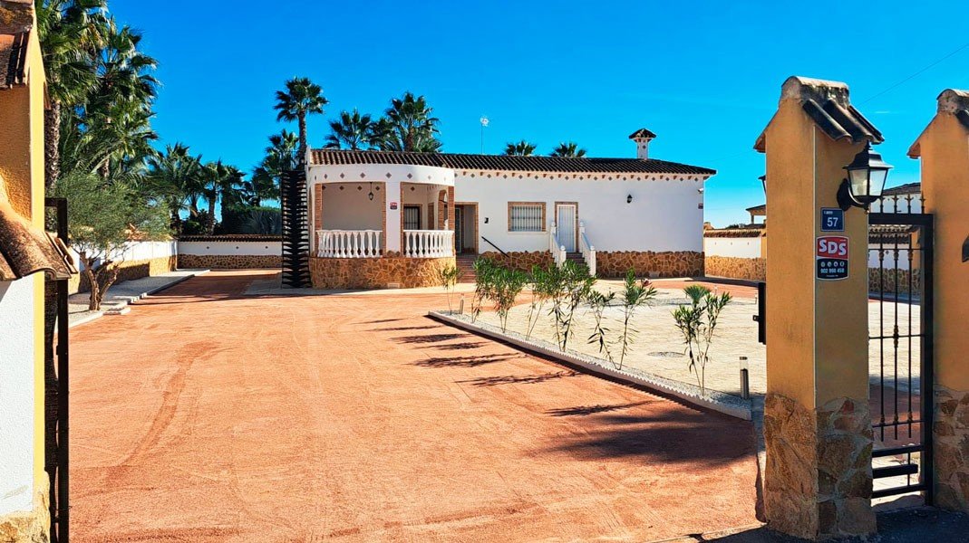   This West Facing, Five Bedroom, Detached Country Villa in Catral, is located in a peaceful setting surrounded by open countryside and mountains, ...