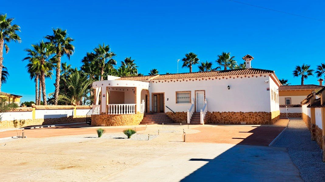   This West Facing, Five Bedroom, Detached Country Villa in Catral, is located in a peaceful setting surrounded by open countryside and mountains, ...