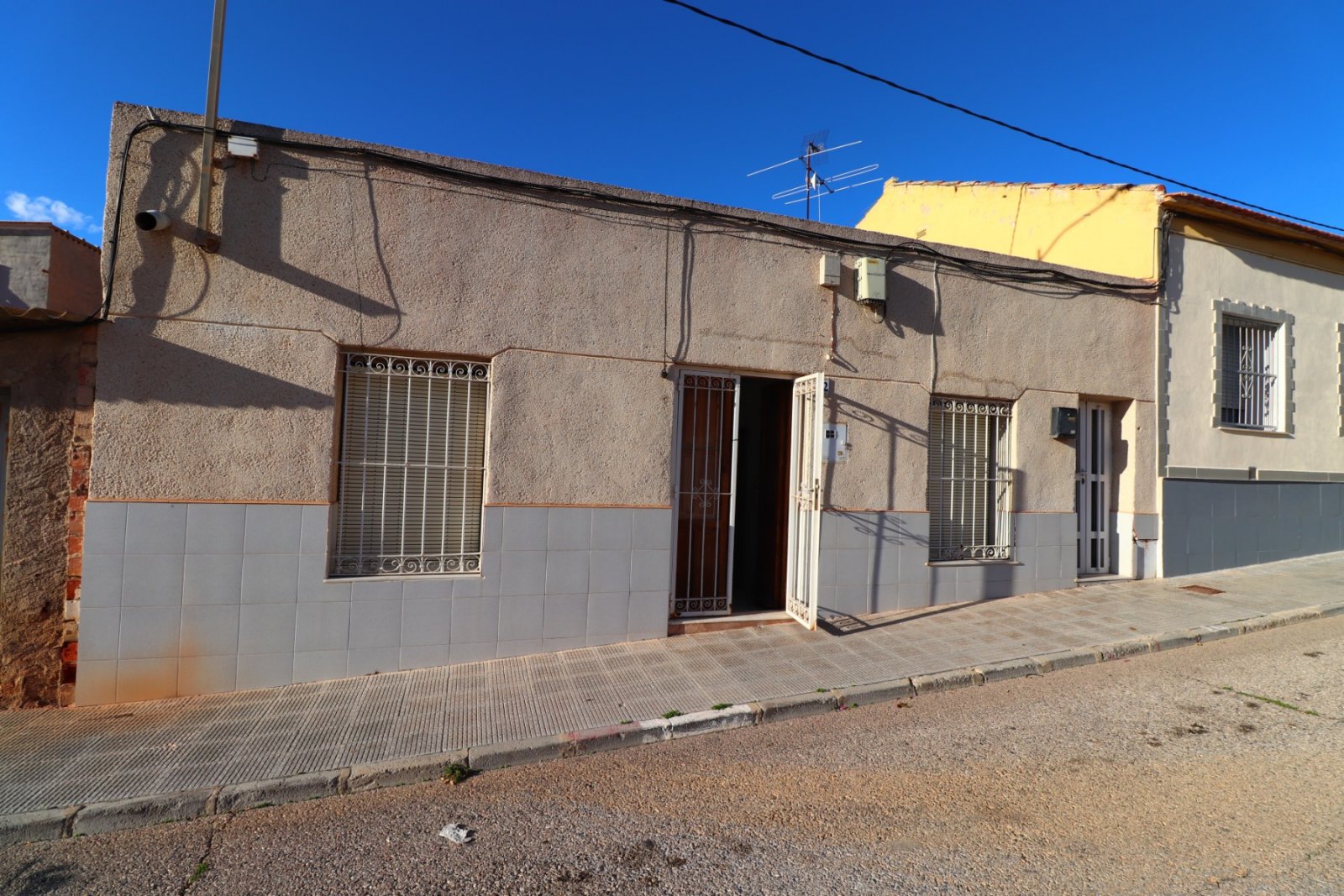   This South Facing, Four Bedroom, Bungalow in Benijofar, is located right in the heart of this buzzing and highly sought-after town, with amenitie...