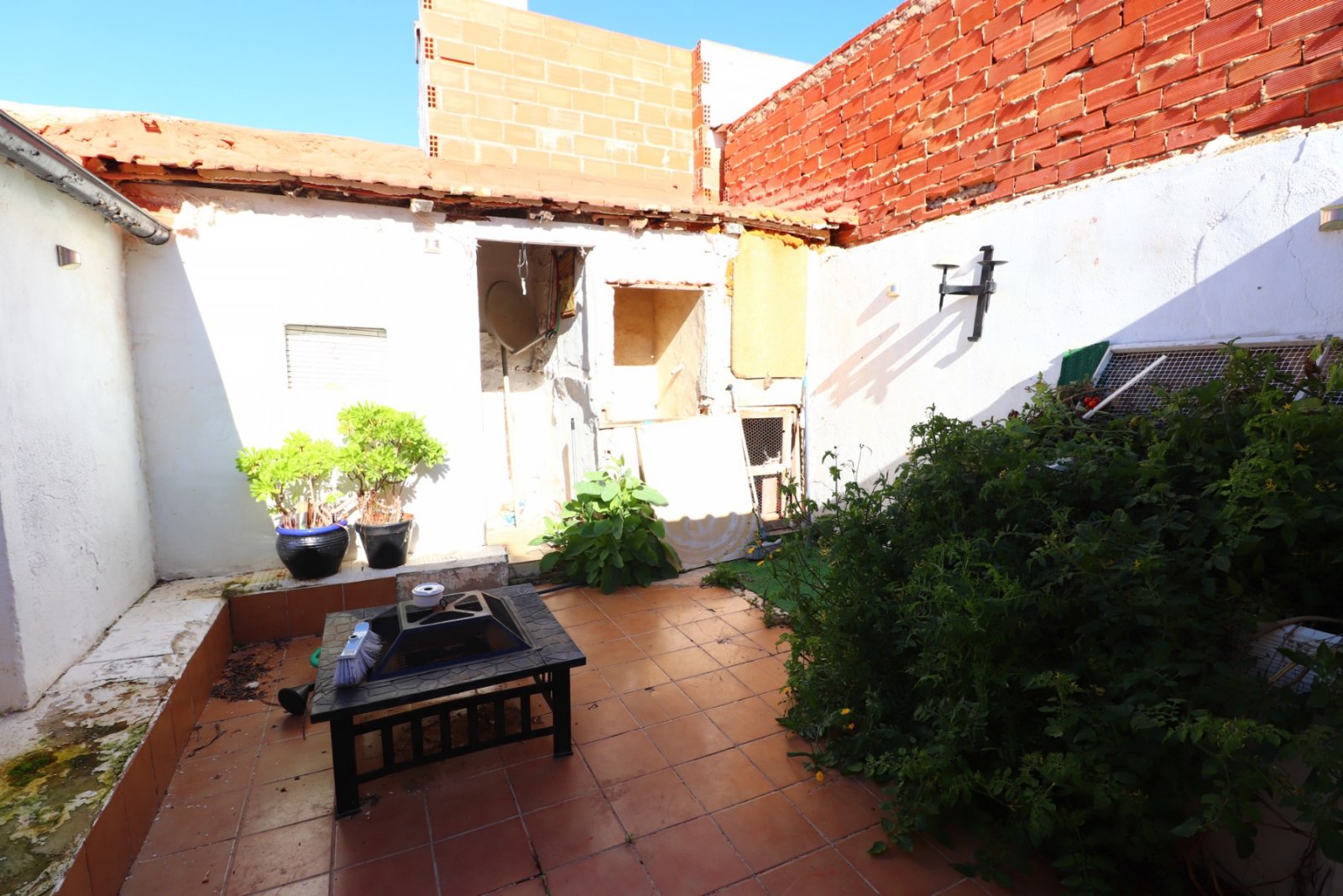   This South Facing, Four Bedroom, Bungalow in Benijofar, is located right in the heart of this buzzing and highly sought-after town, with amenitie...