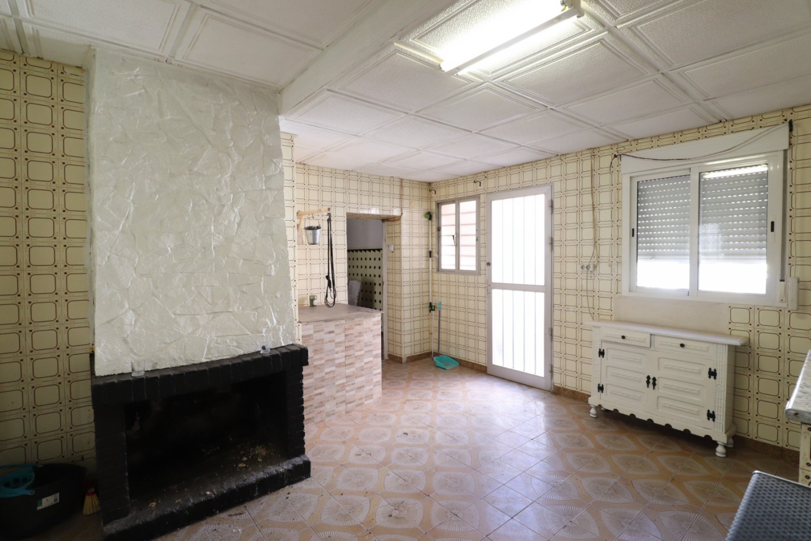   This South Facing, Four Bedroom, Bungalow in Benijofar, is located right in the heart of this buzzing and highly sought-after town, with amenitie...