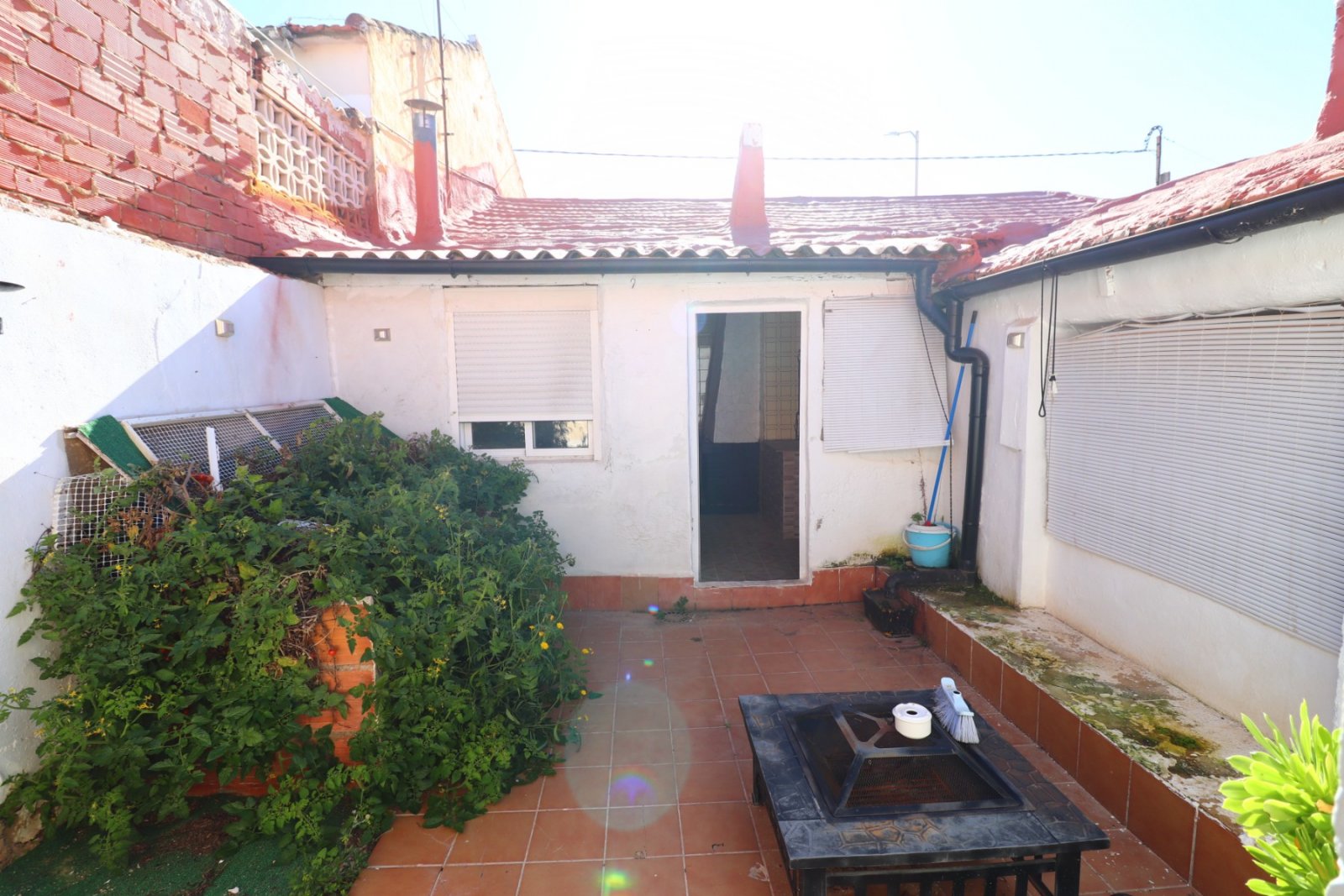   This South Facing, Four Bedroom, Bungalow in Benijofar, is located right in the heart of this buzzing and highly sought-after town, with amenitie...