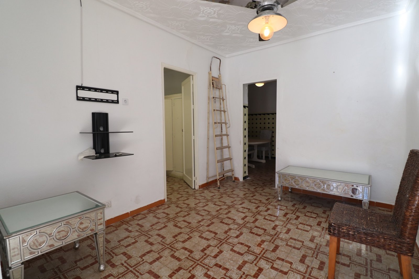   This South Facing, Four Bedroom, Bungalow in Benijofar, is located right in the heart of this buzzing and highly sought-after town, with amenitie...