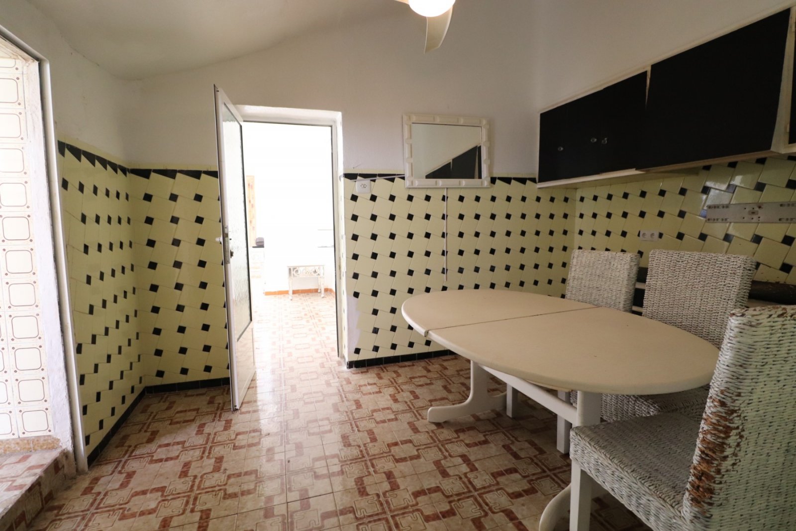   This South Facing, Four Bedroom, Bungalow in Benijofar, is located right in the heart of this buzzing and highly sought-after town, with amenitie...