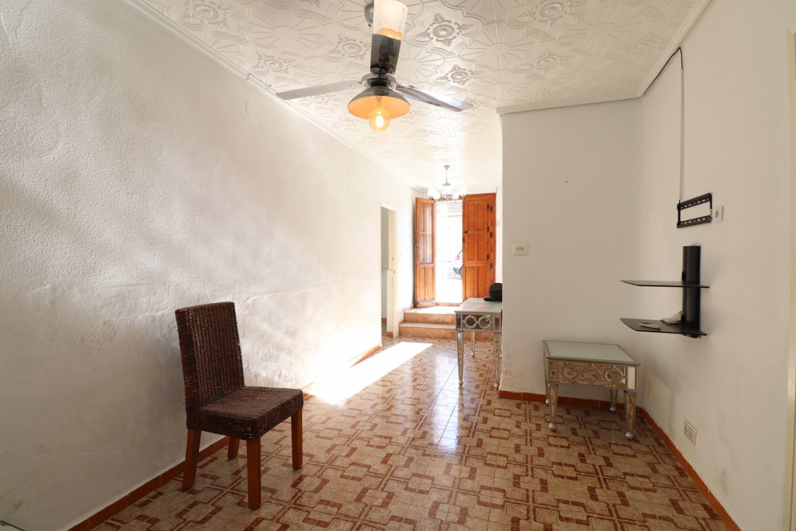   This South Facing, Four Bedroom, Bungalow in Benijofar, is located right in the heart of this buzzing and highly sought-after town, with amenitie...