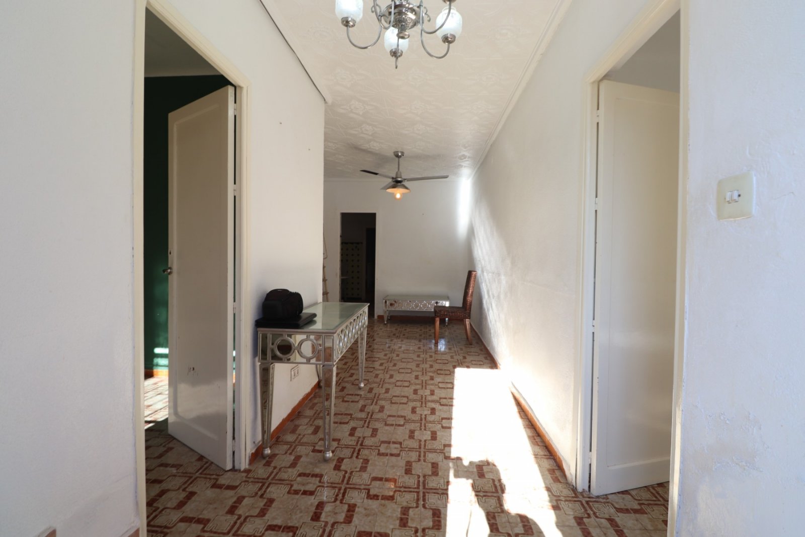   This South Facing, Four Bedroom, Bungalow in Benijofar, is located right in the heart of this buzzing and highly sought-after town, with amenitie...