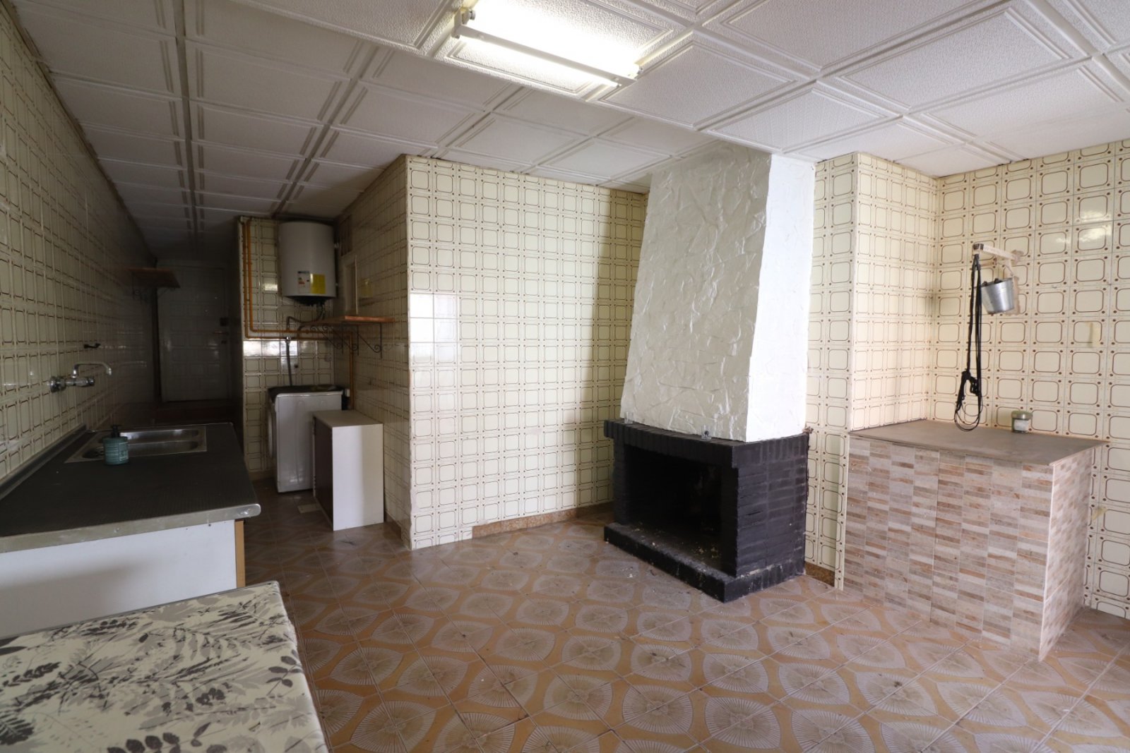   This South Facing, Four Bedroom, Bungalow in Benijofar, is located right in the heart of this buzzing and highly sought-after town, with amenitie...