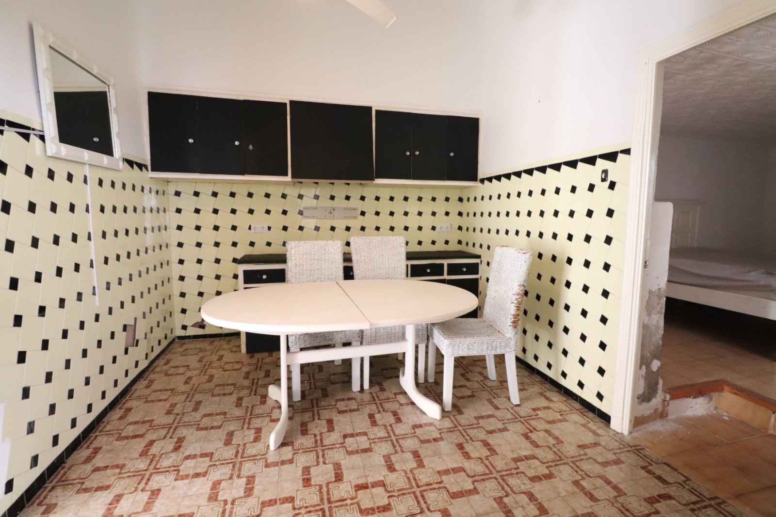   This South Facing, Four Bedroom, Bungalow in Benijofar, is located right in the heart of this buzzing and highly sought-after town, with amenitie...
