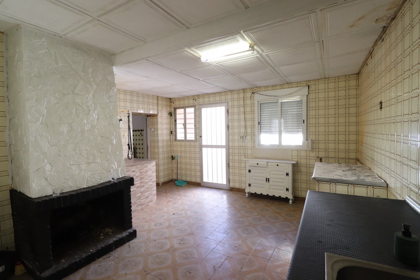   This South Facing, Four Bedroom, Bungalow in Benijofar, is located right in the heart of this buzzing and highly sought-after town, with amenitie...