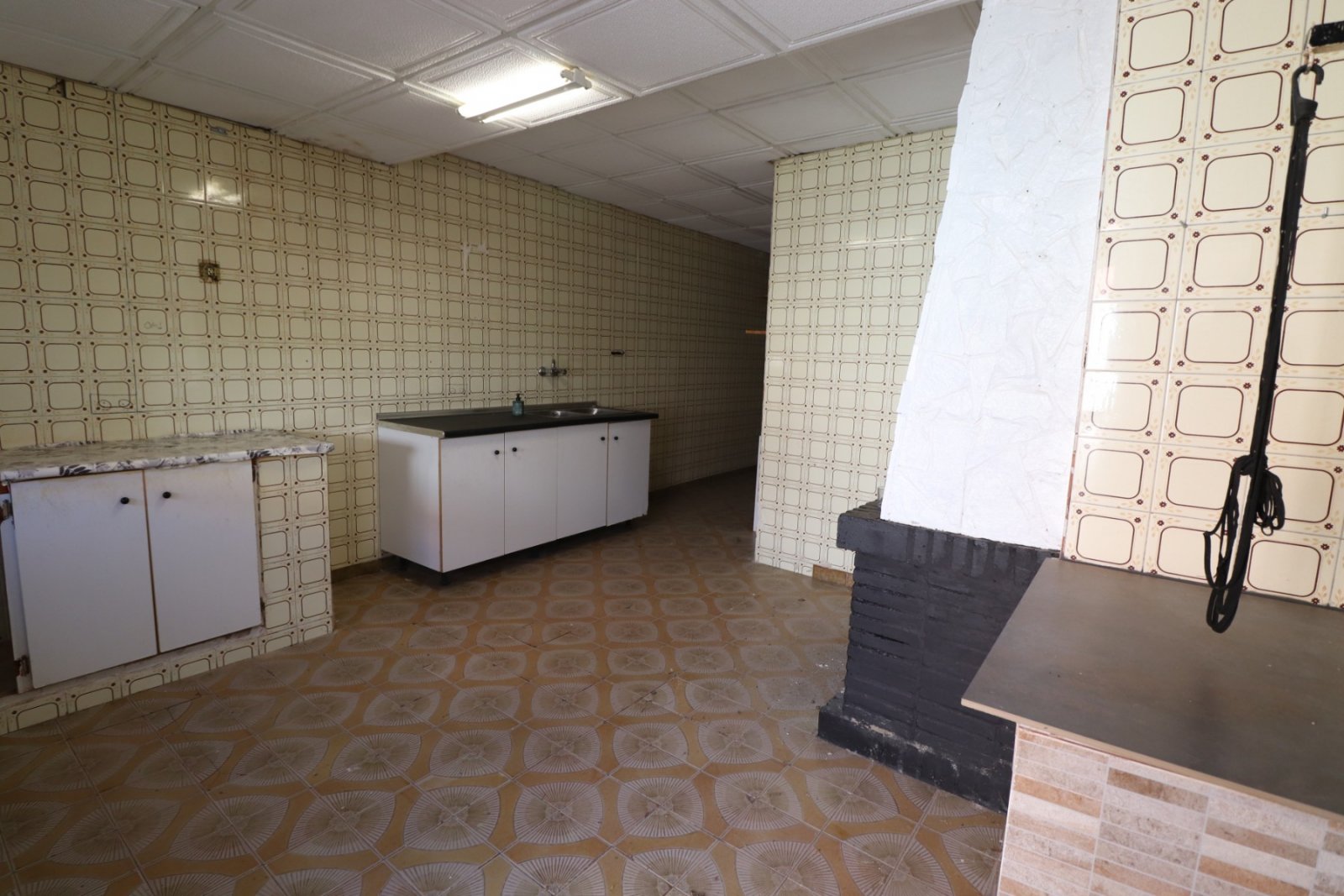   This South Facing, Four Bedroom, Bungalow in Benijofar, is located right in the heart of this buzzing and highly sought-after town, with amenitie...