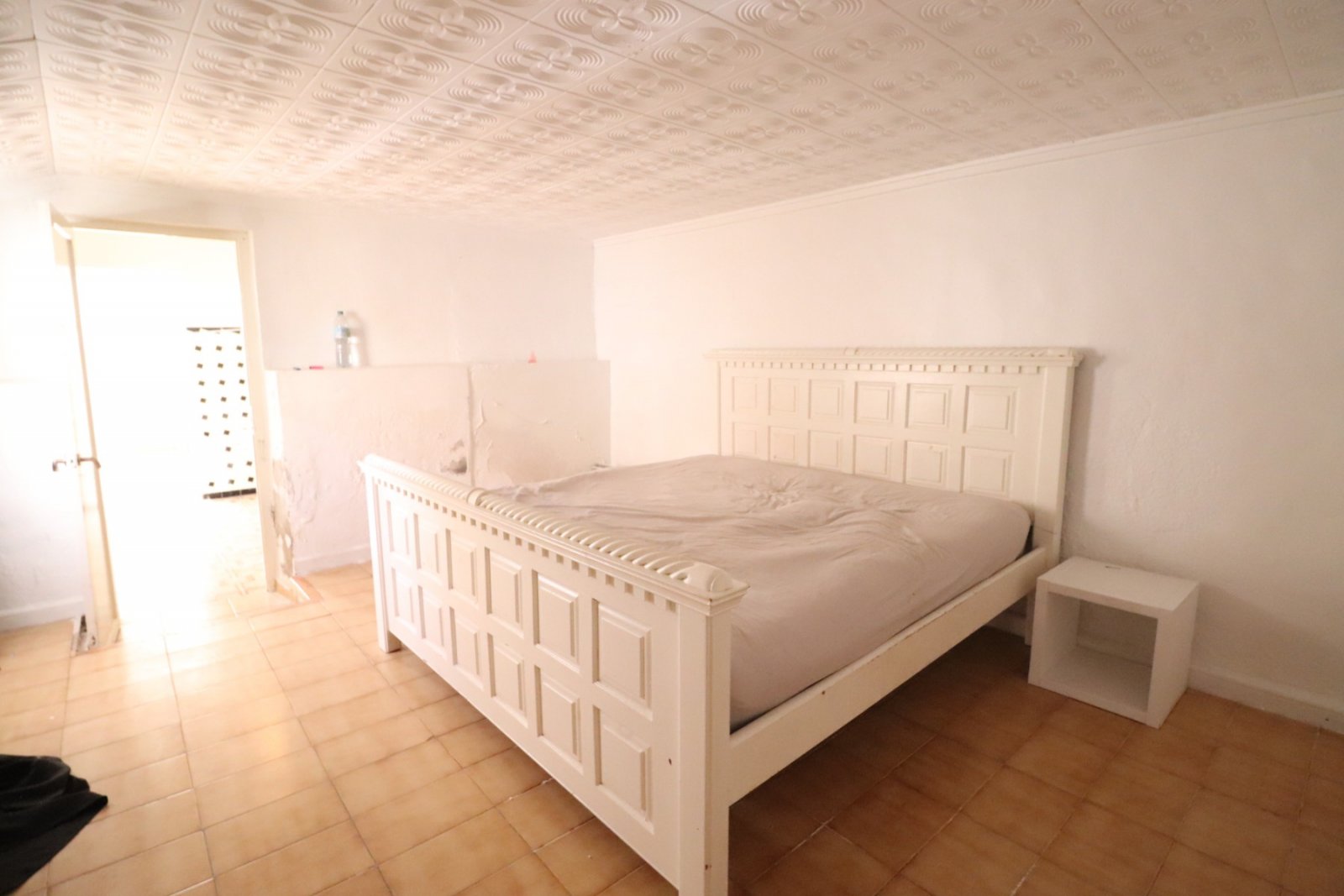   This South Facing, Four Bedroom, Bungalow in Benijofar, is located right in the heart of this buzzing and highly sought-after town, with amenitie...