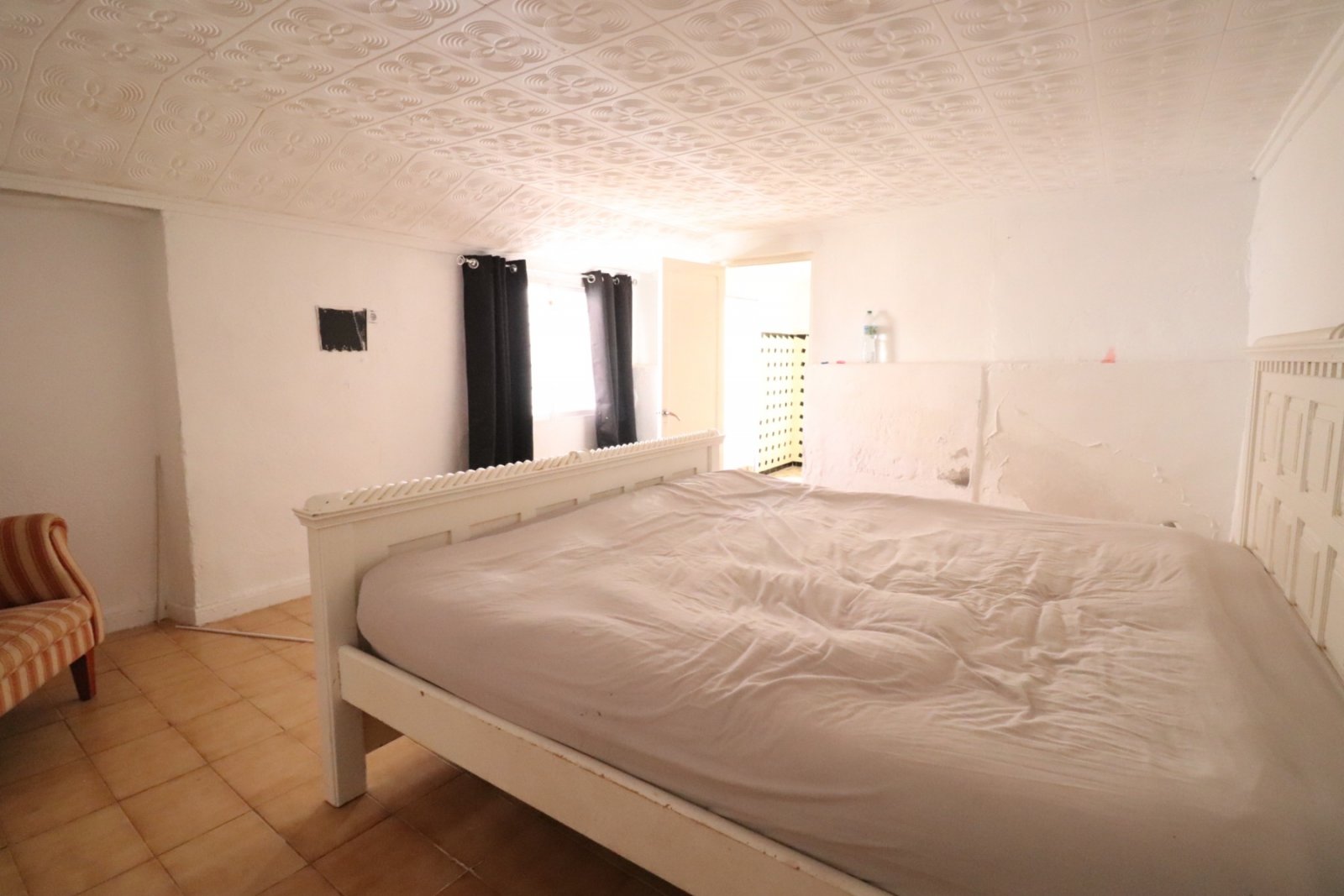   This South Facing, Four Bedroom, Bungalow in Benijofar, is located right in the heart of this buzzing and highly sought-after town, with amenitie...