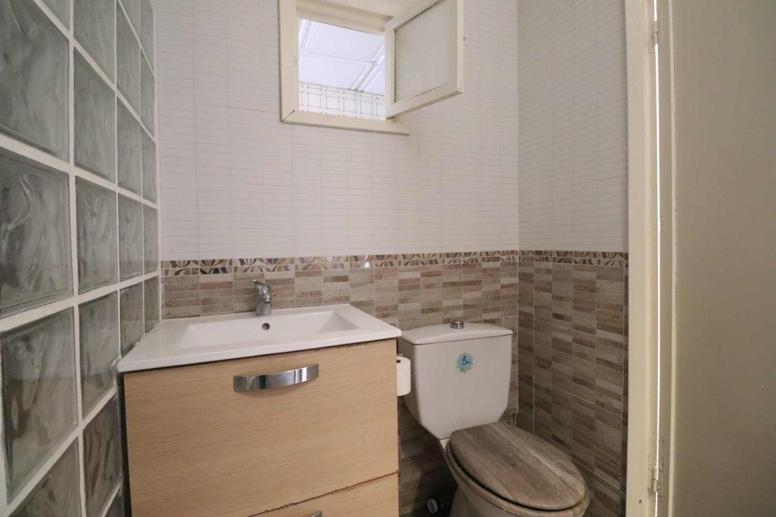   This South Facing, Four Bedroom, Bungalow in Benijofar, is located right in the heart of this buzzing and highly sought-after town, with amenitie...
