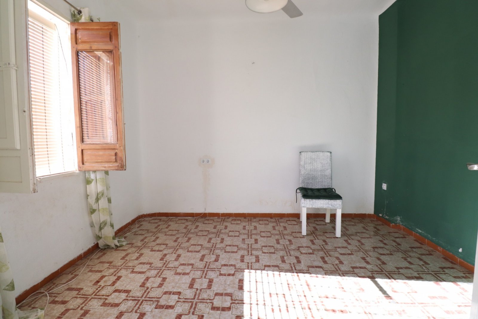   This South Facing, Four Bedroom, Bungalow in Benijofar, is located right in the heart of this buzzing and highly sought-after town, with amenitie...