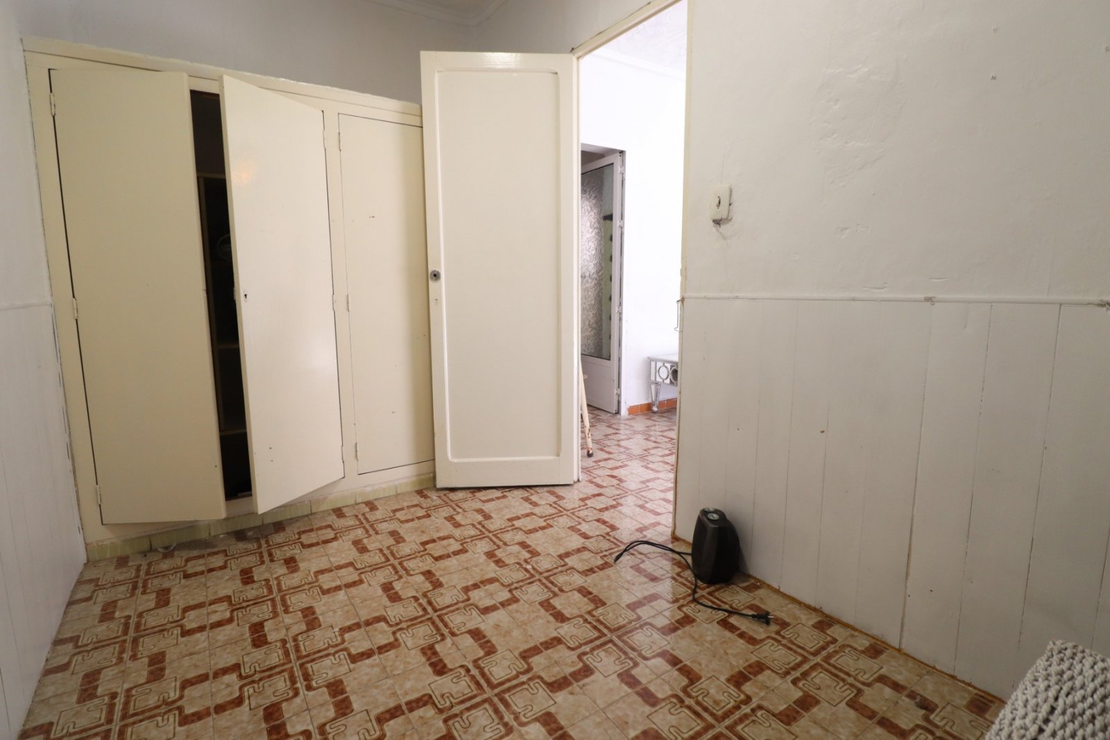  This South Facing, Four Bedroom, Bungalow in Benijofar, is located right in the heart of this buzzing and highly sought-after town, with amenitie...