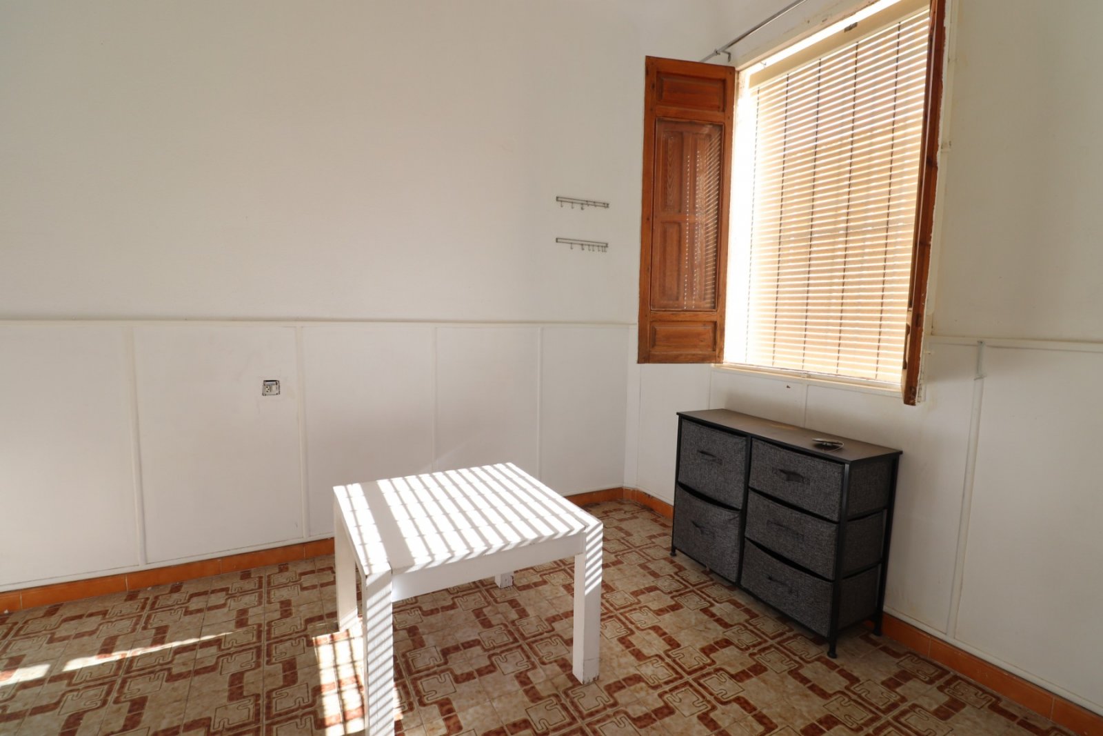  This South Facing, Four Bedroom, Bungalow in Benijofar, is located right in the heart of this buzzing and highly sought-after town, with amenitie...