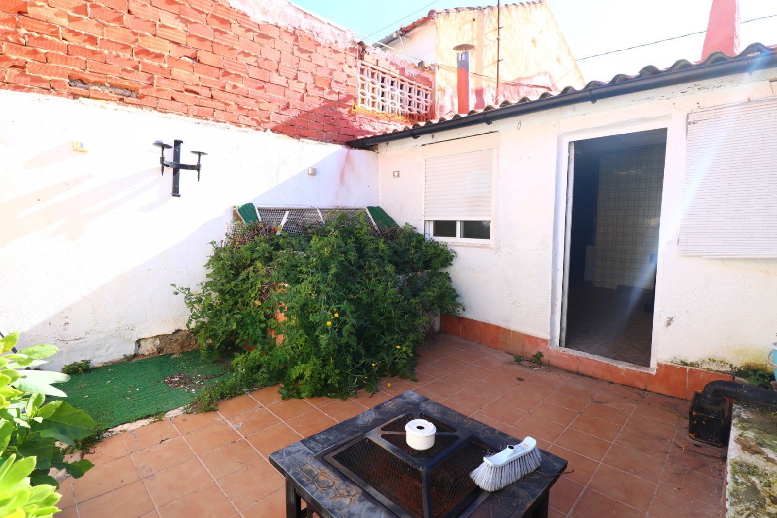  This South Facing, Four Bedroom, Bungalow in Benijofar, is located right in the heart of this buzzing and highly sought-after town, with amenitie...