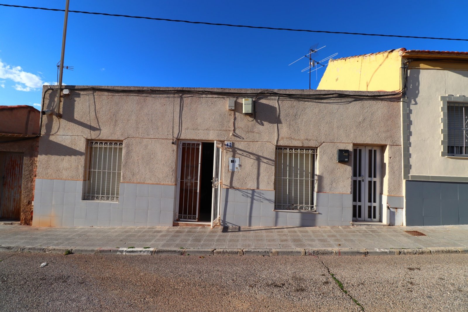   This South Facing, Four Bedroom, Bungalow in Benijofar, is located right in the heart of this buzzing and highly sought-after town, with amenitie...
