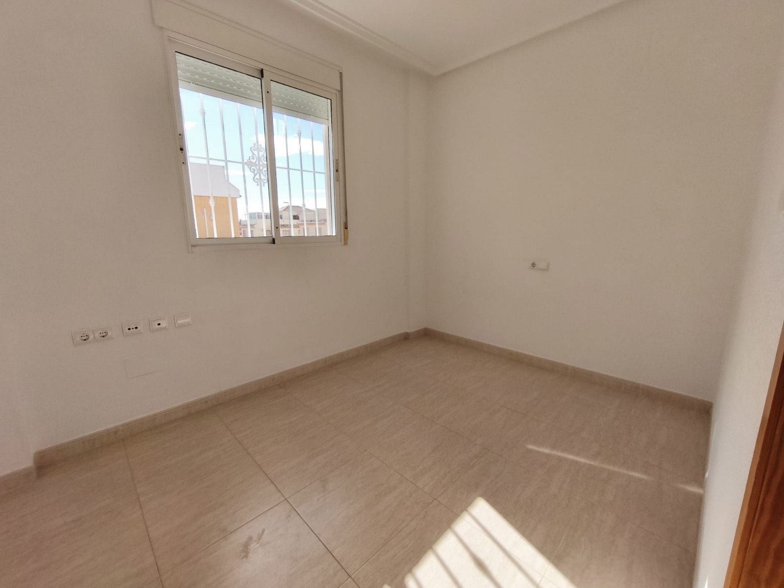   This South West Facing, Three Bedroom, Quad Villa in Lo Marabu, is located on the outskirts of Quesada, just a five minute drive away. La Marques...
