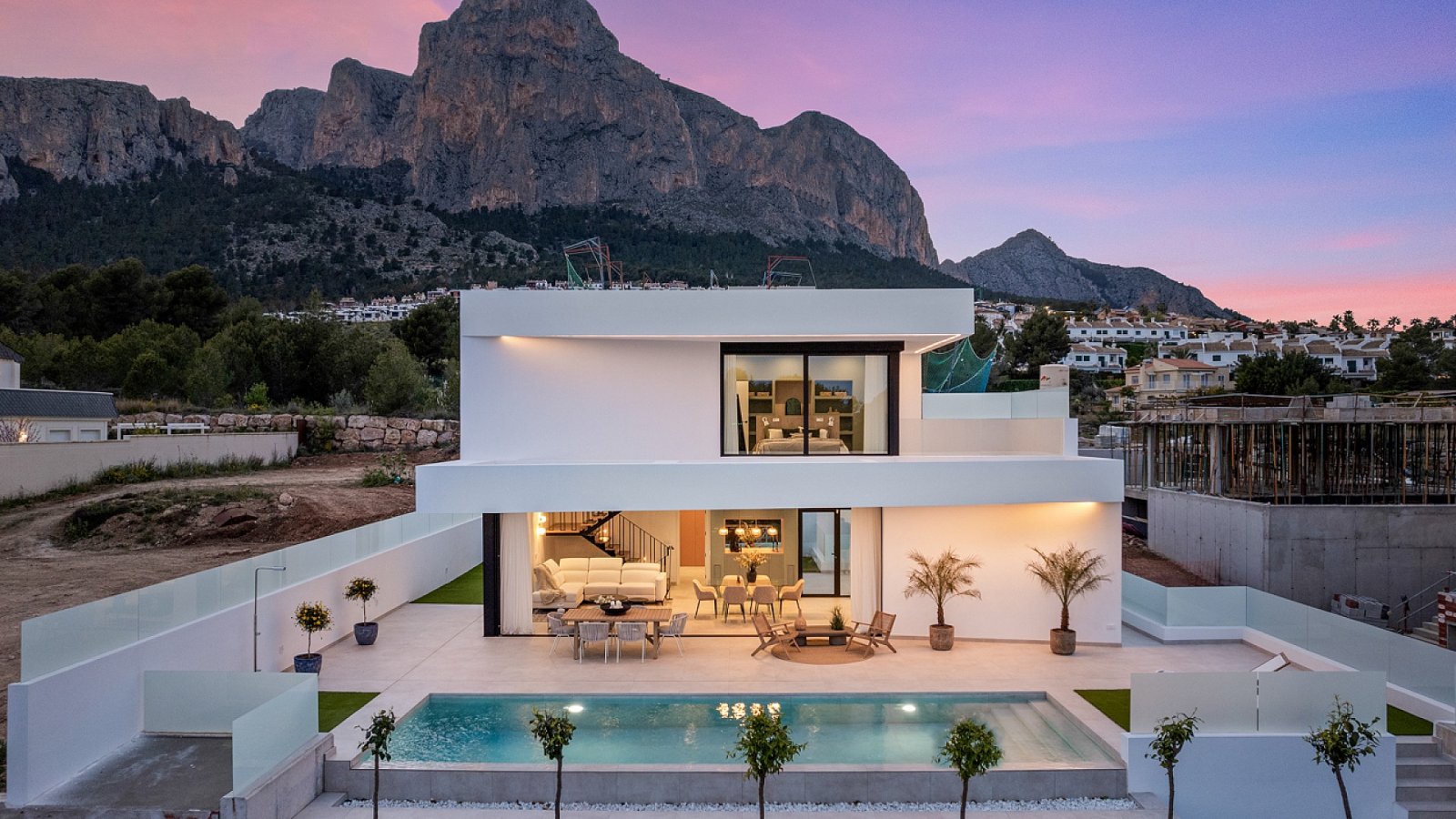 <p>Villa provided with 3 Bedrooms and 3 Bathrooms, private swimming pool and parking space on own plot. </p>